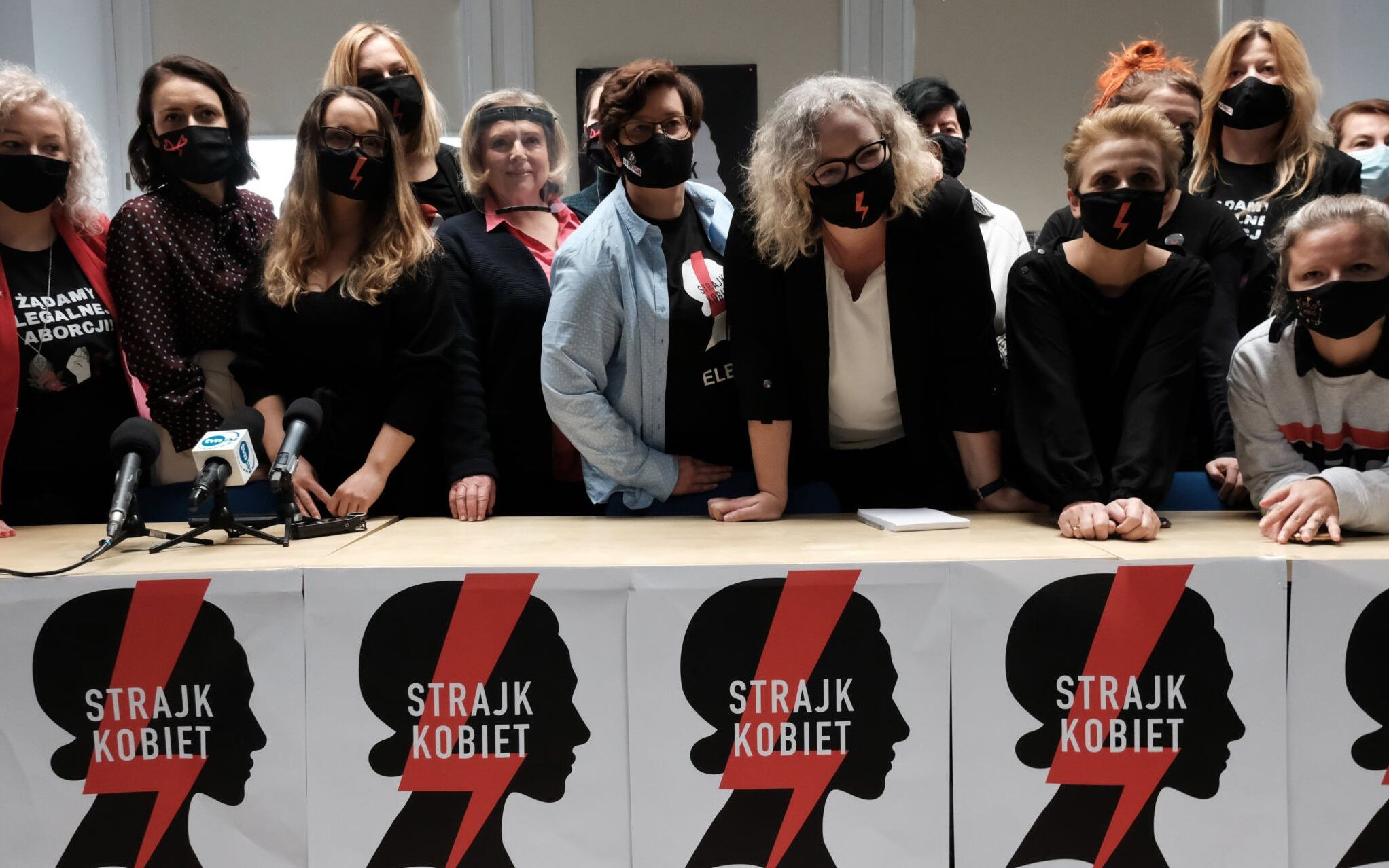 12.11.2020 Warszawa , ul Wiejska 16 , siedziba OSK . Liderka Ogolnopolskiego Strajku Kobiet Marta Lempart (3P), Katarzyna Kotula (L), poslanka Lewicy Razem Monika Falej  (4P),  Joanna Scheuring-Wielgus (2P) , Marcelina Zawisza  (3L), Wanda Nowicka (5P), Natalia Broniarczyk (P) podczas konferencji Komitetu Inicjatywy Ustawodawczej z udzialem poslanek: Lewicy , Strajku Kobiet , Aborcyjnego Dream Teamu , Federy i Dziewuchy Dziewuchom .
Fot. Slawomir Kaminski / Agencja Gazeta