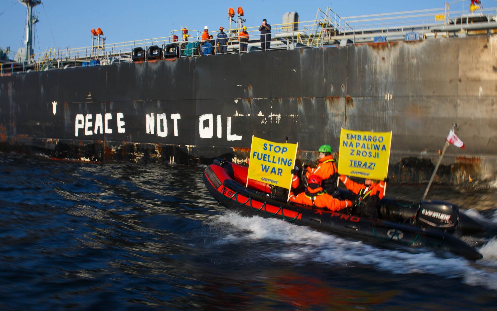 25 marca 2022. Zatoka Gdańska. W piątek rano aktywistki i aktywiści Greenpeace w ramach działań na rzecz wprowadzenia embarga, namalowali na burcie tankowca Andromeda hasło “ PEACE NOT OIL” czyli “POKÓJ ZAMIAST ROPY”. Tankowiec transportuje do Polski rosyjską ropę.
Finansowanie armii Władimira Putina, która prowadzi wojnę w Ukrainie jest możliwe dzięki temu, że od lat świat, w tym kraje Unii Europejskiej kupują ropę, gaz i węgiel z Rosji. Greenpeace domaga się pilnego zakończenia importu paliw kopalnych z Rosji. 

March 25th 2022  Bay of Gdańsk, Poland. Friday morning, Greenpeace activists from Poland painted the slogan "PEACE NOT OIL" on the side of the Andromeda - tanker transporting oil from Russia to Poland. The war being perpetrated by the Russian government in Ukraine is possible because the European Union has been dependent on oil, fossil gas and coal imported from Russia. Greenpeace demands urgent measures from the EU and the Polish government to end fossil fuel imports from Russia and accelerate the clean energy transition.