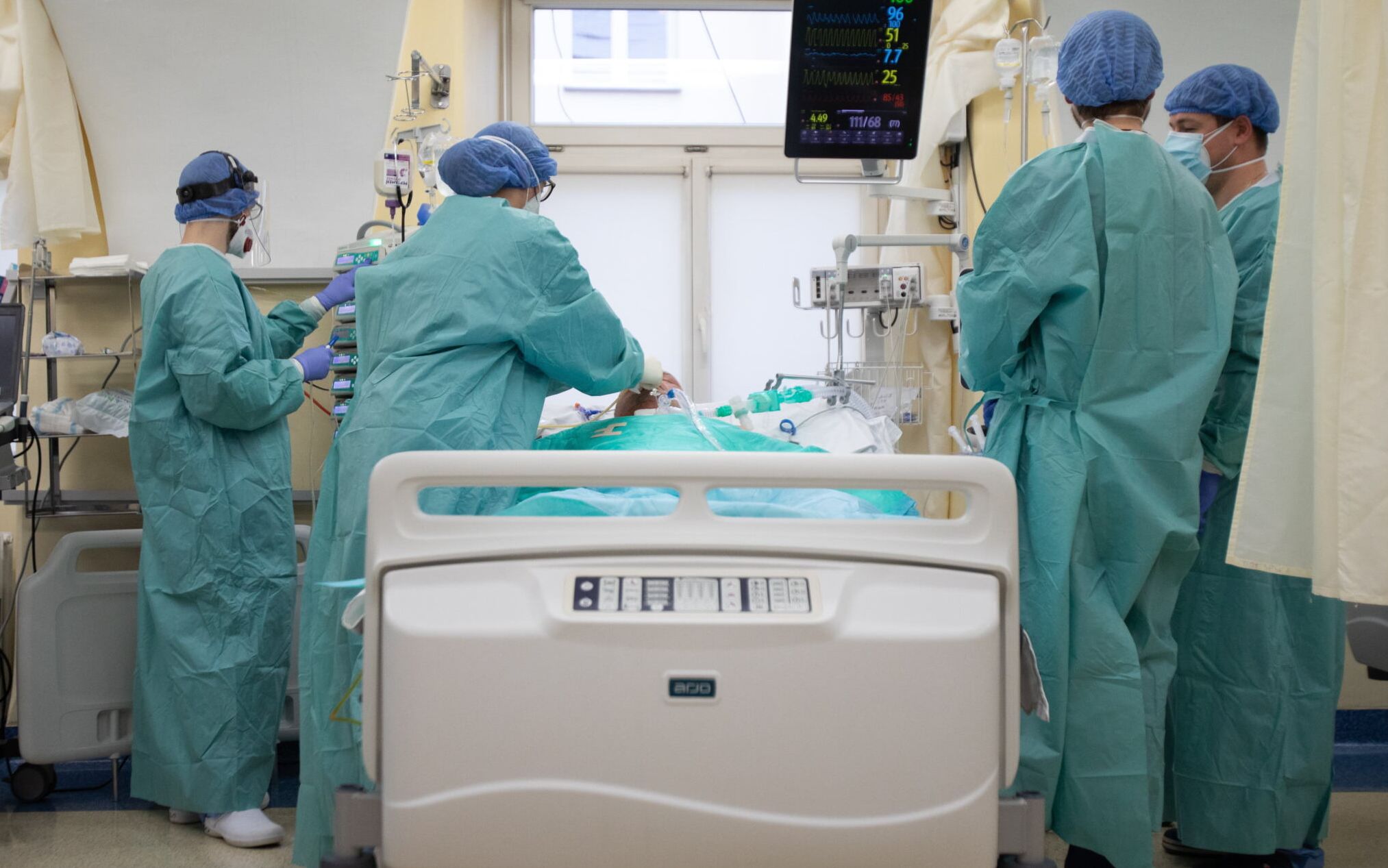 08.12.2021 Lublin , Samodzielny Publiczny Szpital Kliniczny nr . 1 . II Klinika Anestezjologii i Intensywnej Terapii . Praca medykow z oddzialu intensywnej terapii dla chorych na COVID podczas IV fali epidemii .
Fot. Jakub Orzechowski / Agencja Wyborcza.pl