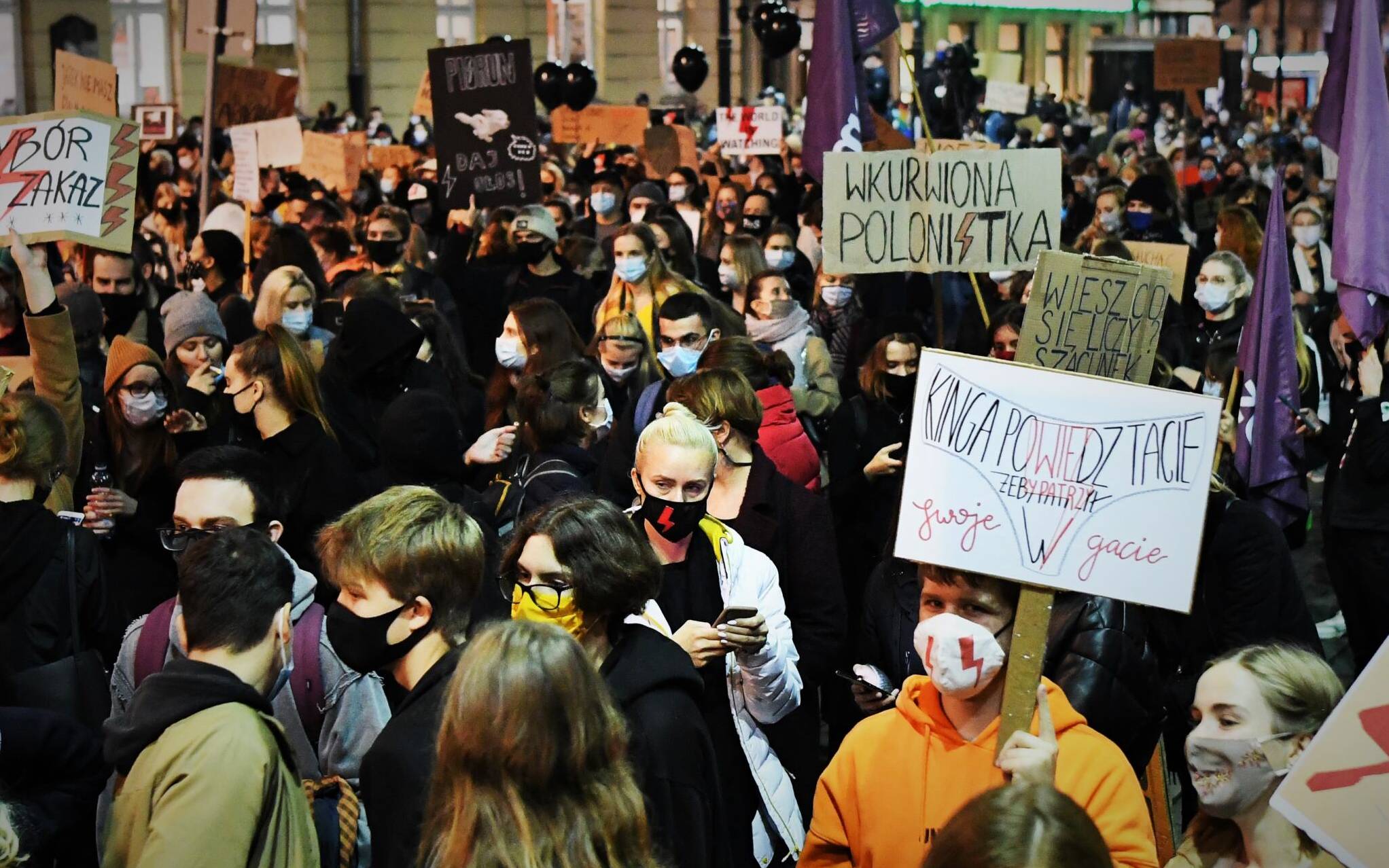 Grafika do artykułu "Wielki marsz na Warszawę". Tłumy pod Kancelarią Premiera, na Zamkowym kibice rzucili race [LIVE]