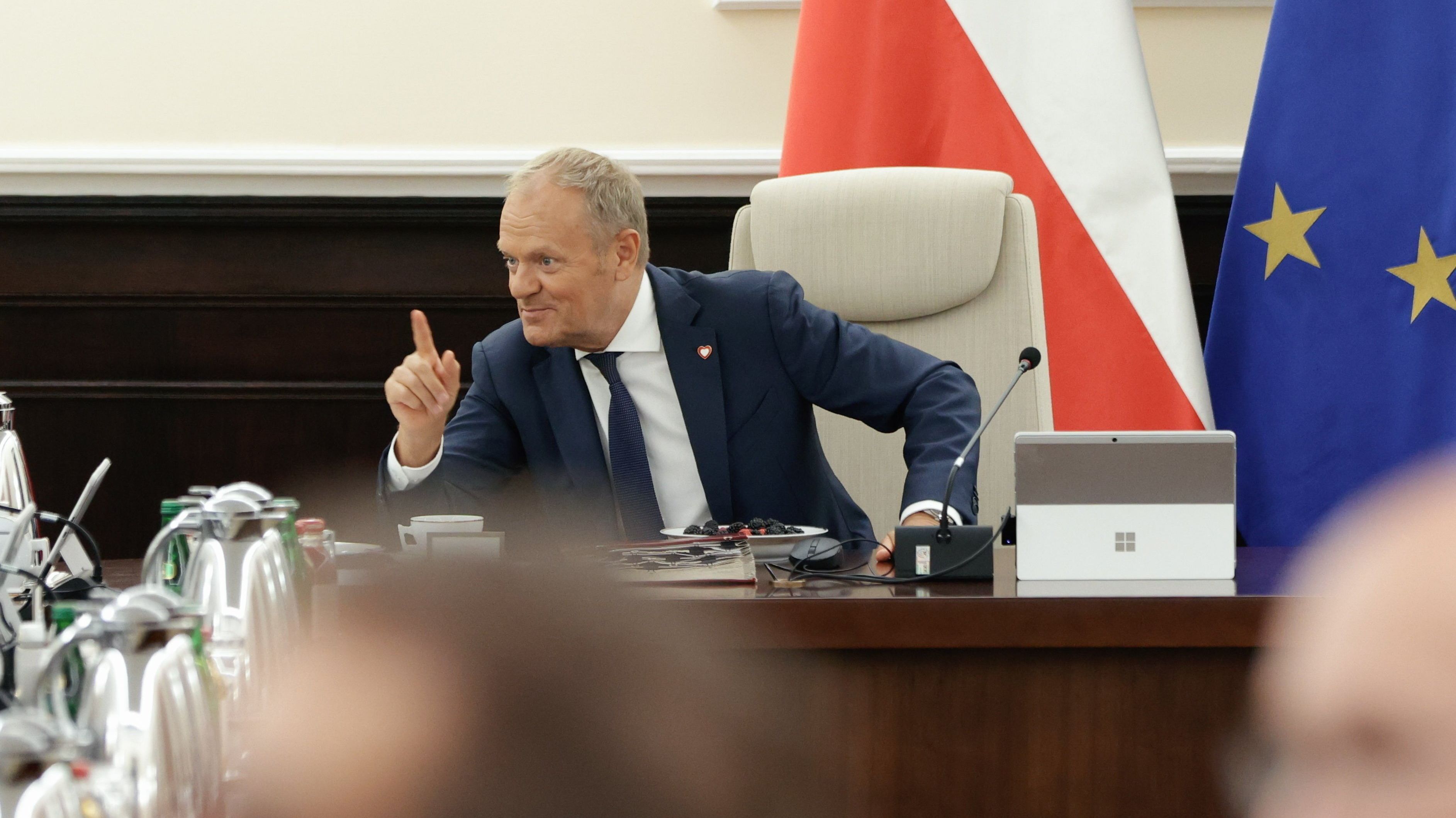 Donald Tusk kiwa palcem
