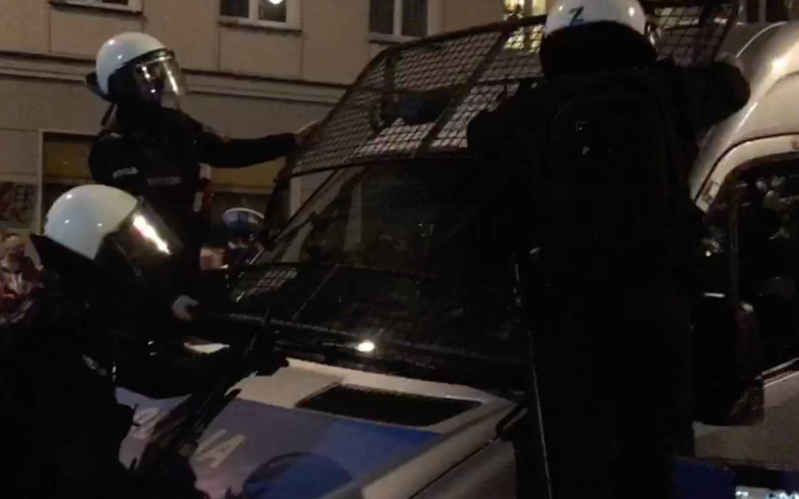 Grafika do artykułu Urszula Zielińska interweniuje w obronie protestujących, tłum idzie pod siedzibę PiS