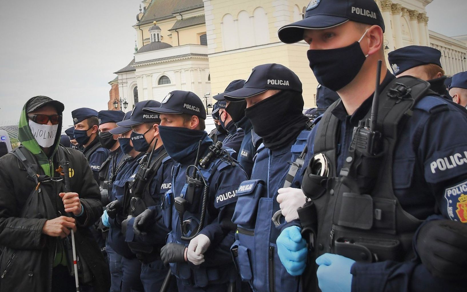 Grafika do artykułu "Ślepemu nie zakładaj kajdanek" - usłyszałem. Choć jestem niewidomy, widzę, jak Polska jest deptana
