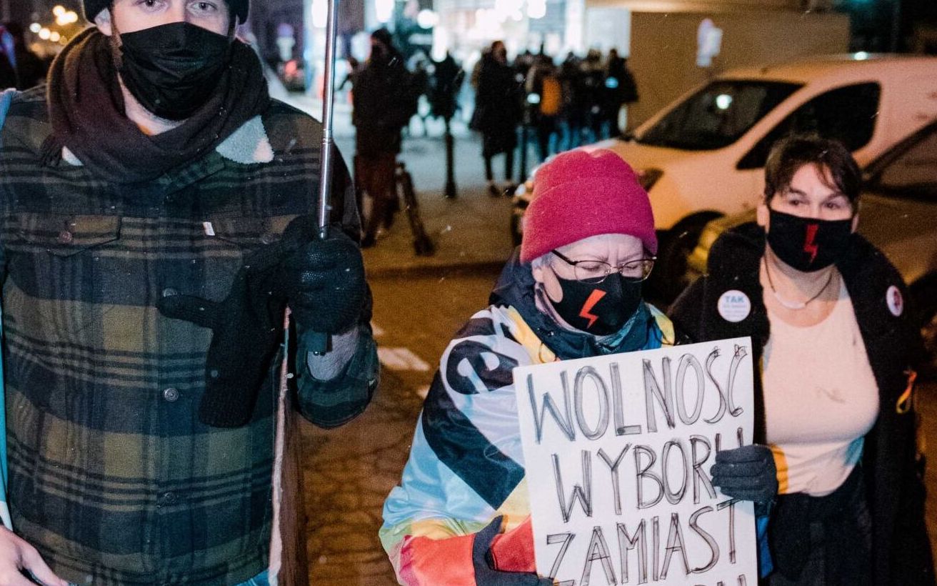 Grafika do artykułu Babcia Polska: „Chcą mnie poniżyć, upodlić". 75 proc. w sondażu OKO.press potępia przemoc policji