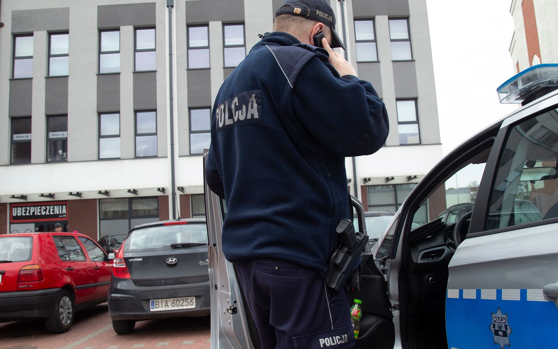 18.03.2020  Bialystok . Kontrola osob przebywajacych na kwarantannie . Policjant telefonuje i prosi objetych kwarantanna o pokazanie sie w oknie .
Fot. Agnieszka Sadowska/ Agencja Gazeta. *** Local Caption *** .