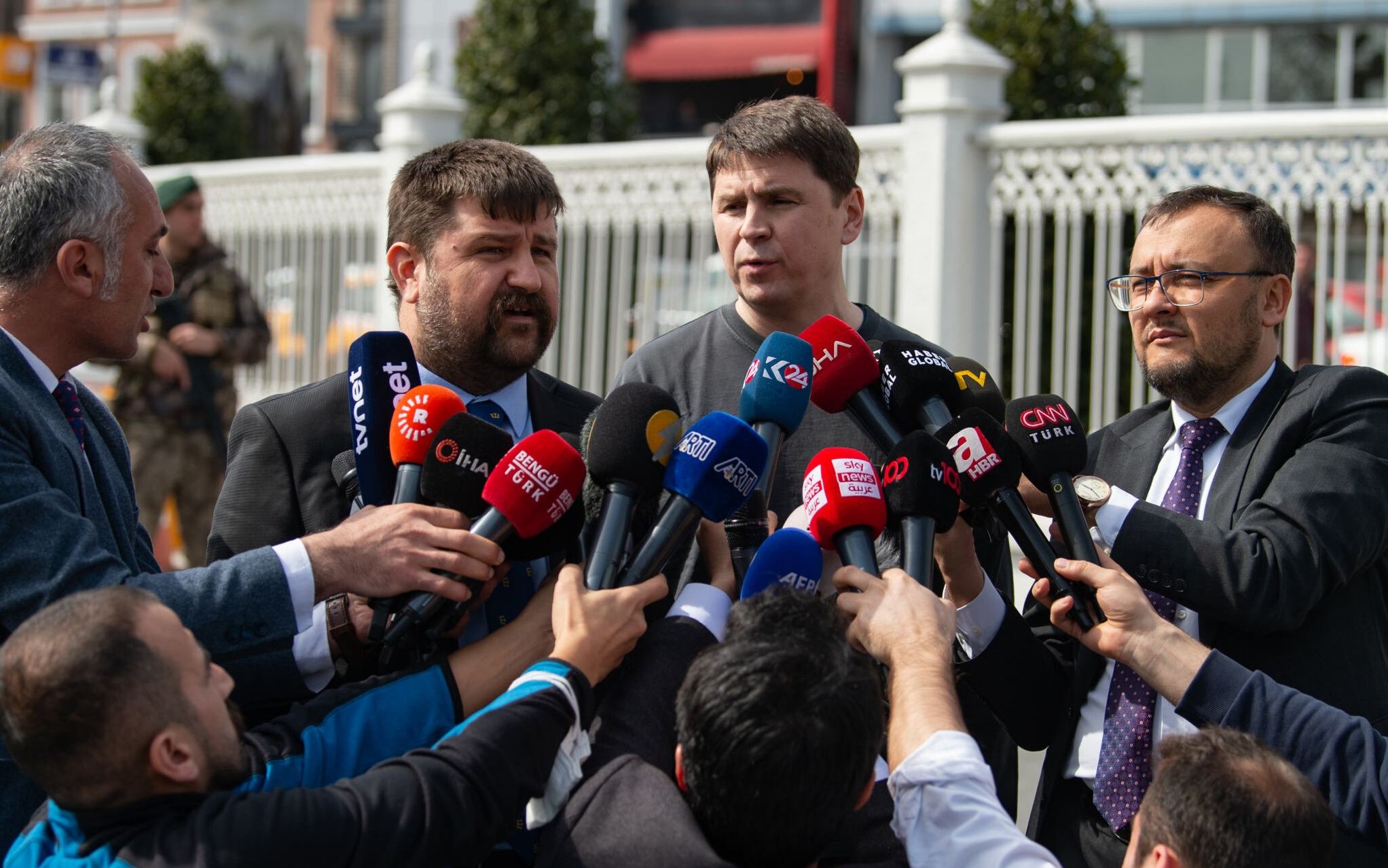 Ukrainian presidential adviser Mykhailo Podolyak (C) speaks to the press after first Russia and Ukraine face-to-face talks in weeks at Dolmabahce palace in Istanbul, on March 29, 2022, to end the nearly five-week-old war which has killed an estimated 20,000 people. - Welcoming the delegations, Turkish President says "both parties have legitimate concerns" and urges them to "put an end to this tragedy". (Photo by Yasin AKGUL / AFP)