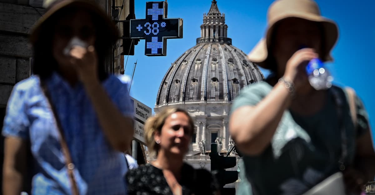 Lato z upałem. Zamknięta wieża Eiffla, bezpłatne baseny i rekordowe temperatury w Europie