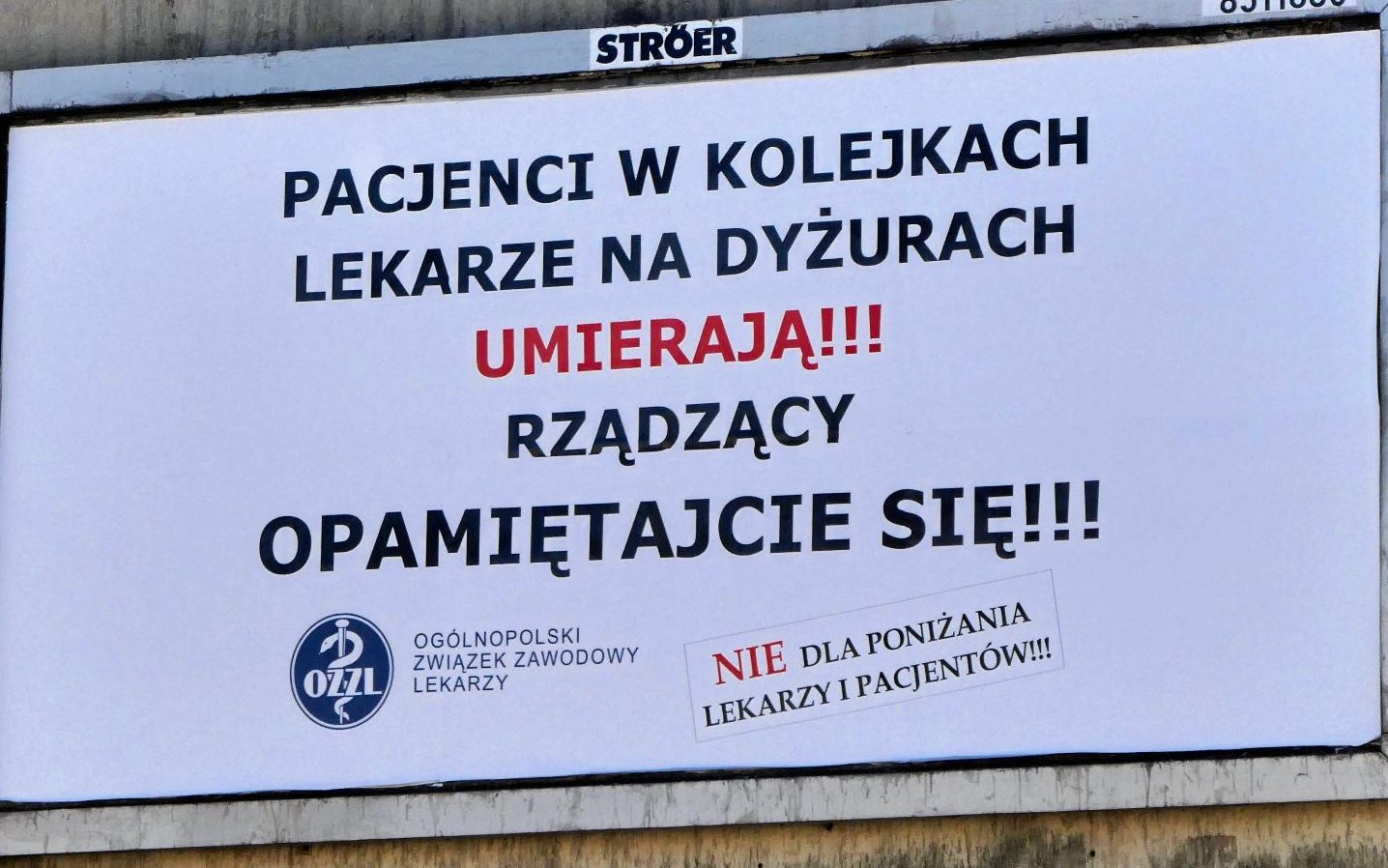Grafika do artykułu Media ujawniają, NFZ reaguje: umowy zmuszające lekarzy do płacenia za badanie pacjenta mogą być nielegalne