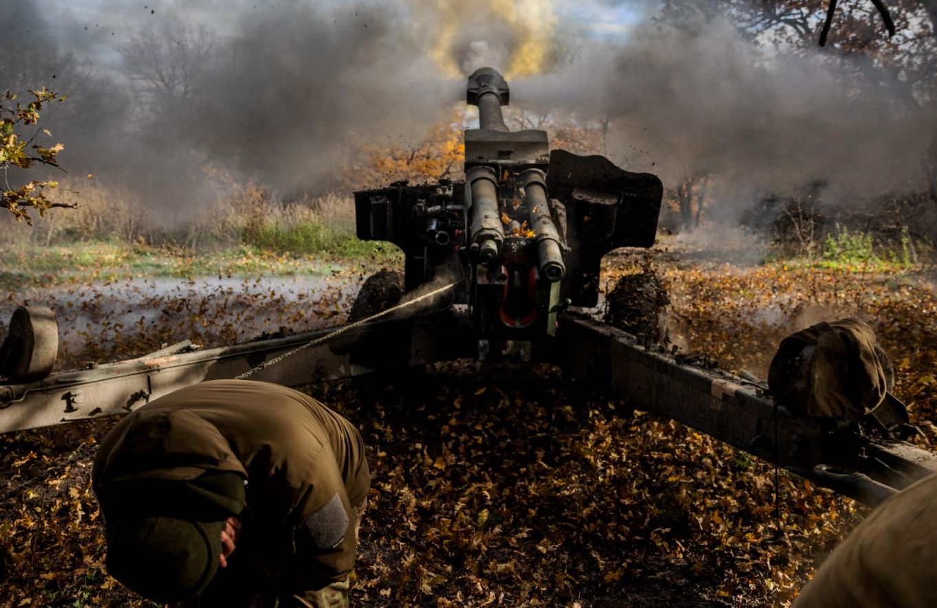 Ukraiński artylerzysta odpala haubicę D20 152 mm