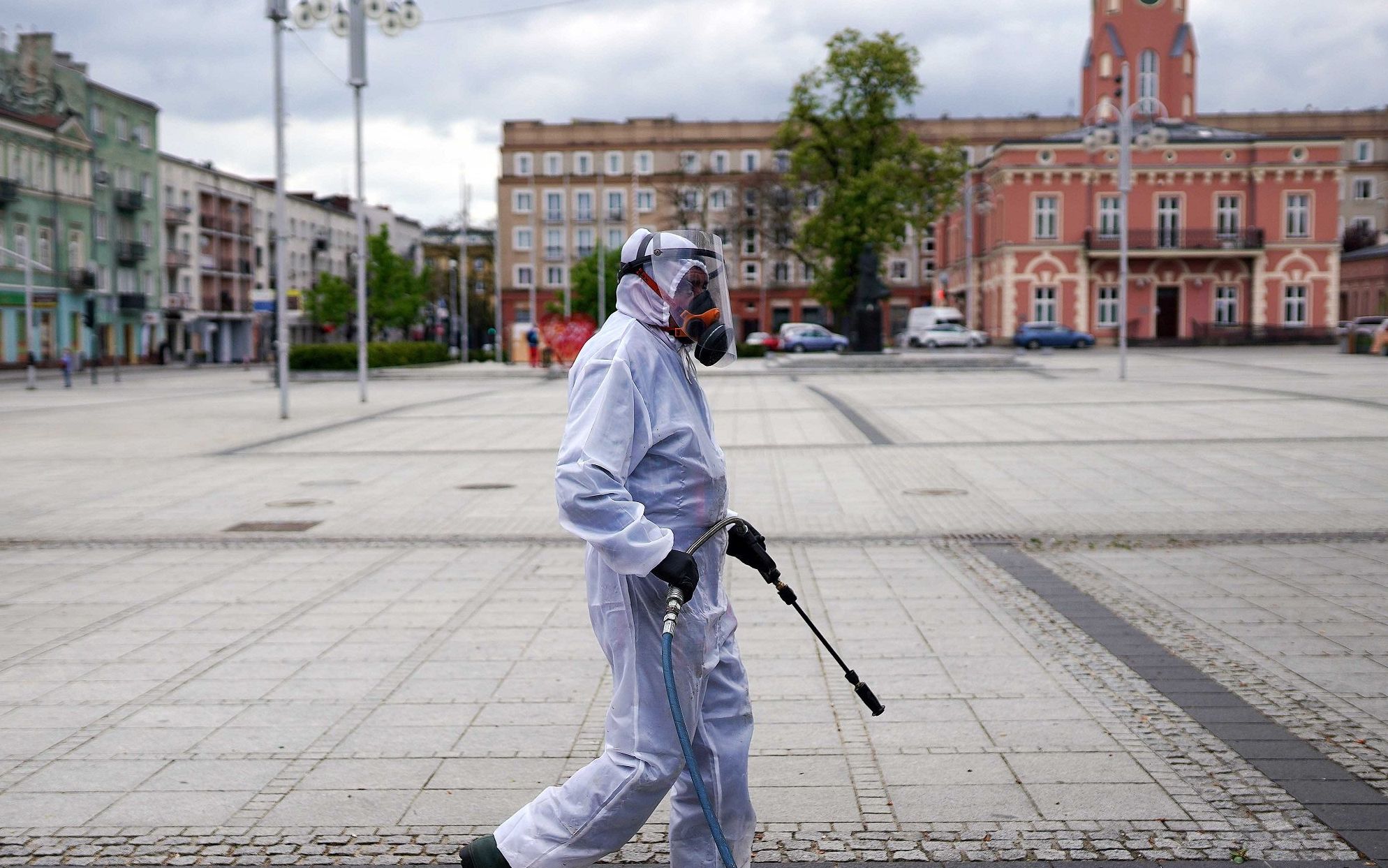07.05.2020 Czestochowa , plac Bieganskiego. Pracownicy firmy Ecco Logic dezynfekuja miejskie lawki na zlecenie Urzedu Miasta z powodu zagrozenia epidemia koronawirusa . Fot . Grzegorz Skowronek / Agencja Gazeta