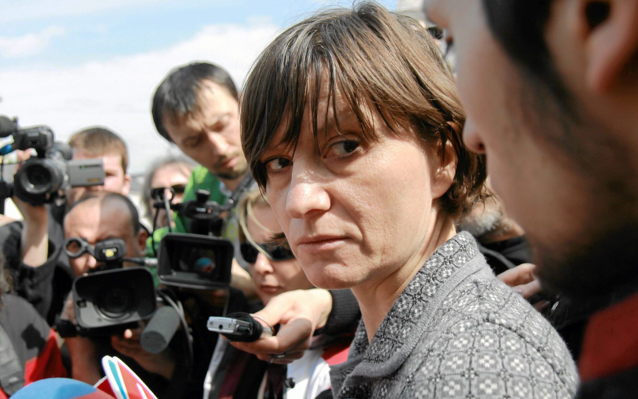 12.04.2011 WARSZAWA , OD PRAWEJ : BLOGER SAMUEL RODRIGO PEREIRA I REZYSERKA FILMOWA I PREZESKA STOWARZYSZENIA " SOLIDARNI 2010" EWA STANKIEWICZ PODCZAS KONFERENCJI PRASOWEJ NA KRAKOWSKIM PRZEDMIESCIU . DZISIAJ PONOWNIE POJAWIL SIE TUTAJ BIALY NAMIOT USTAWIONY PRZEZ SYMPATYKOW STOWARZYSZENIA , W ROCZNICE KATASTROFY SAMOLOTU PREZYDENCKIEGO POD SMOLENSKIEM .
FOT. WOJCIECH SURDZIEL / AGENCJA GAZETA