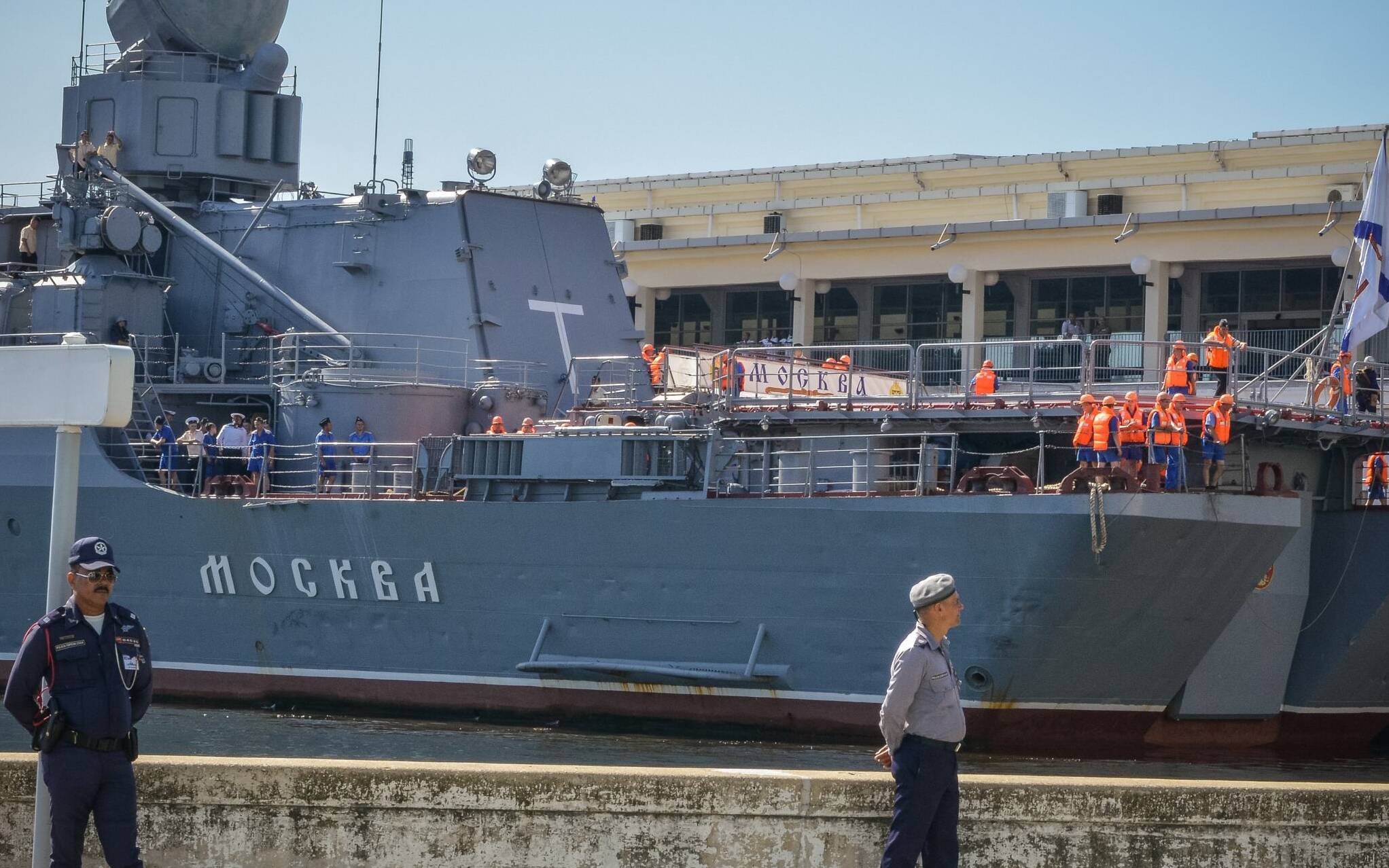 (FILES) In this file photo taken on August 3, 2013 Cuban police stand watch as the "Moskva" Russian guided missile cruiser moors at Havana's harbour. - The Pentagon on May 6, 2022, denied  reports that it helped Ukrainian forces sink the Russian warship Moskva in the Black Sea last month in a stunning setback for Moscow's invasion. "We did not provide Ukraine with specific targeting information for the Moskva," Pentagon spokesman John Kirby said in a statement. (Photo by Adalberto ROQUE / AFP)