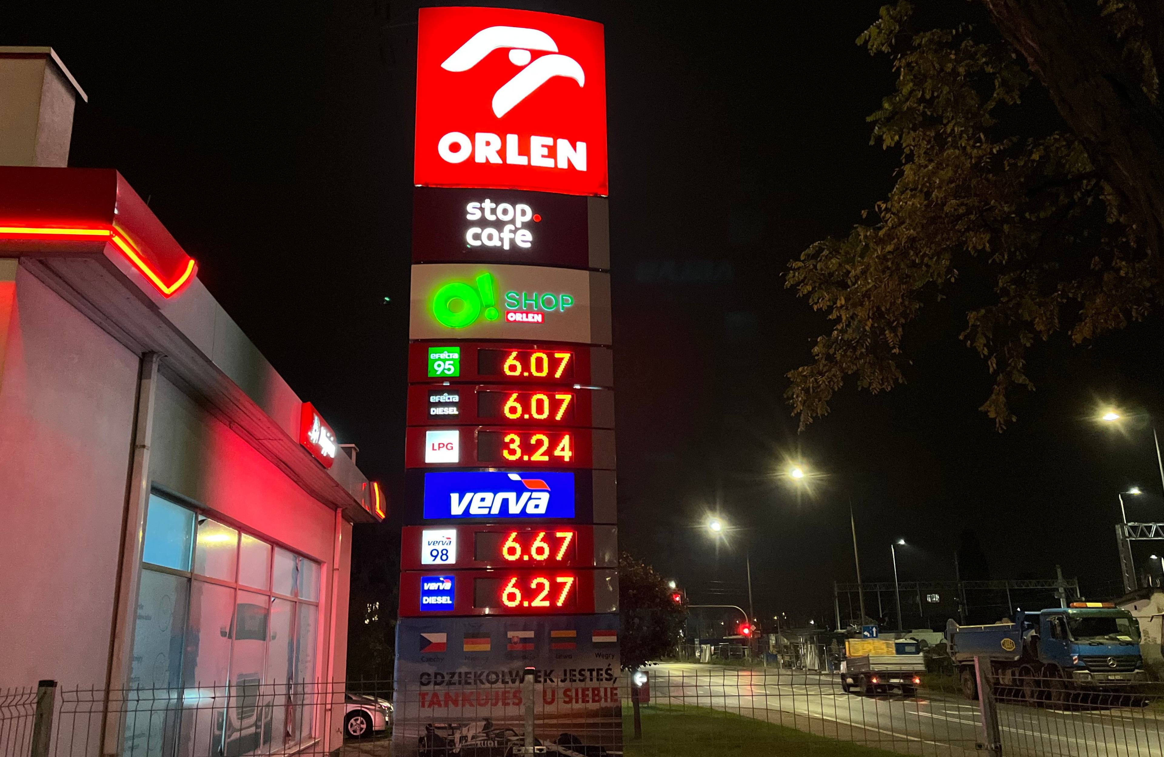 stacja paliw i wyświetlone na niej ceny powyżej 6 zł