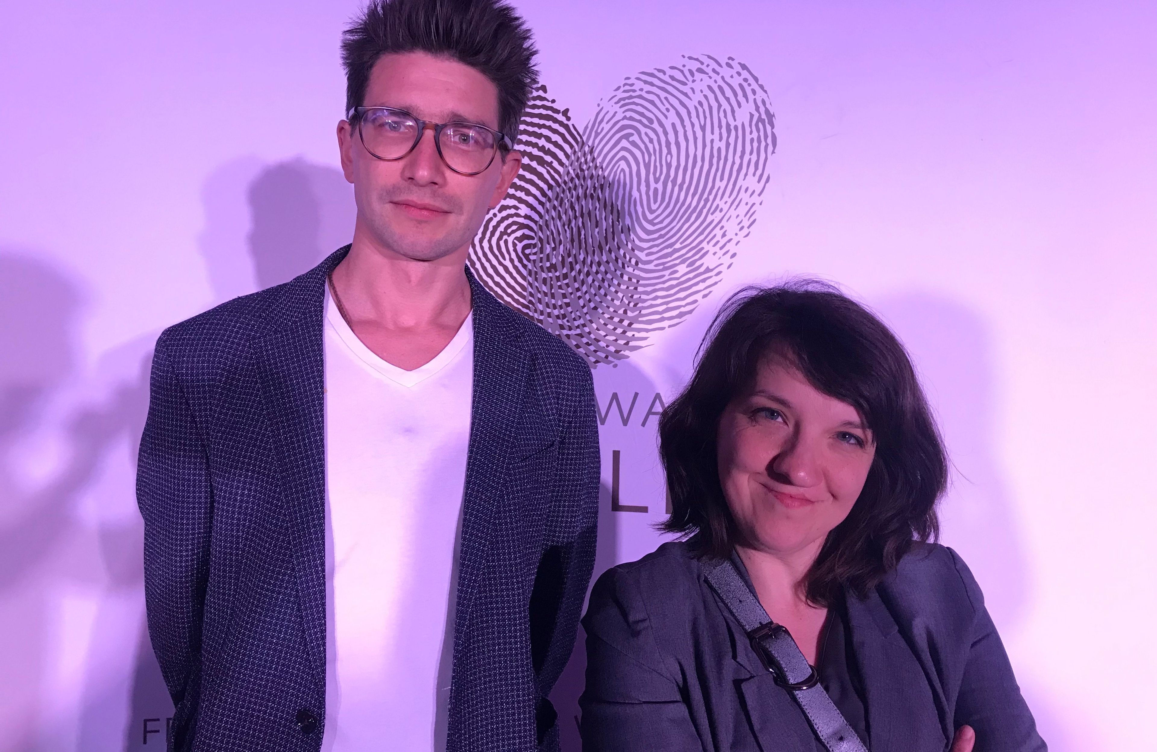 Szymon Opryszek i Dorota Borodaj stoją na tak zwanej ściance po tym, jak ogłoszono, że zostali nagrodzeni za reportaże opublikowane w OKO.press, Gdynia, Festiwal Wrażliwy, 21 kwietnia 2023