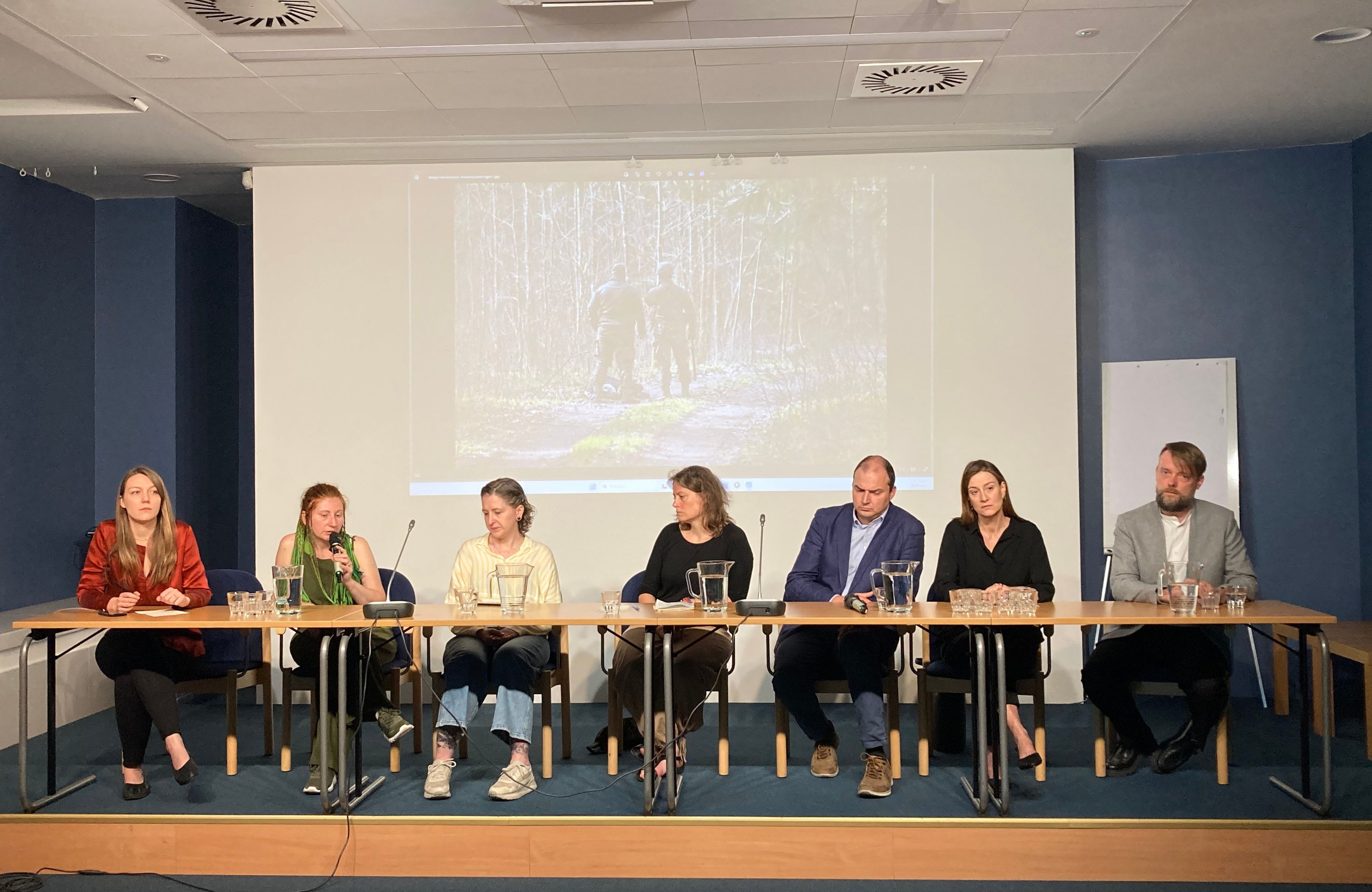 osoby siedzące przy stole prezydialnym