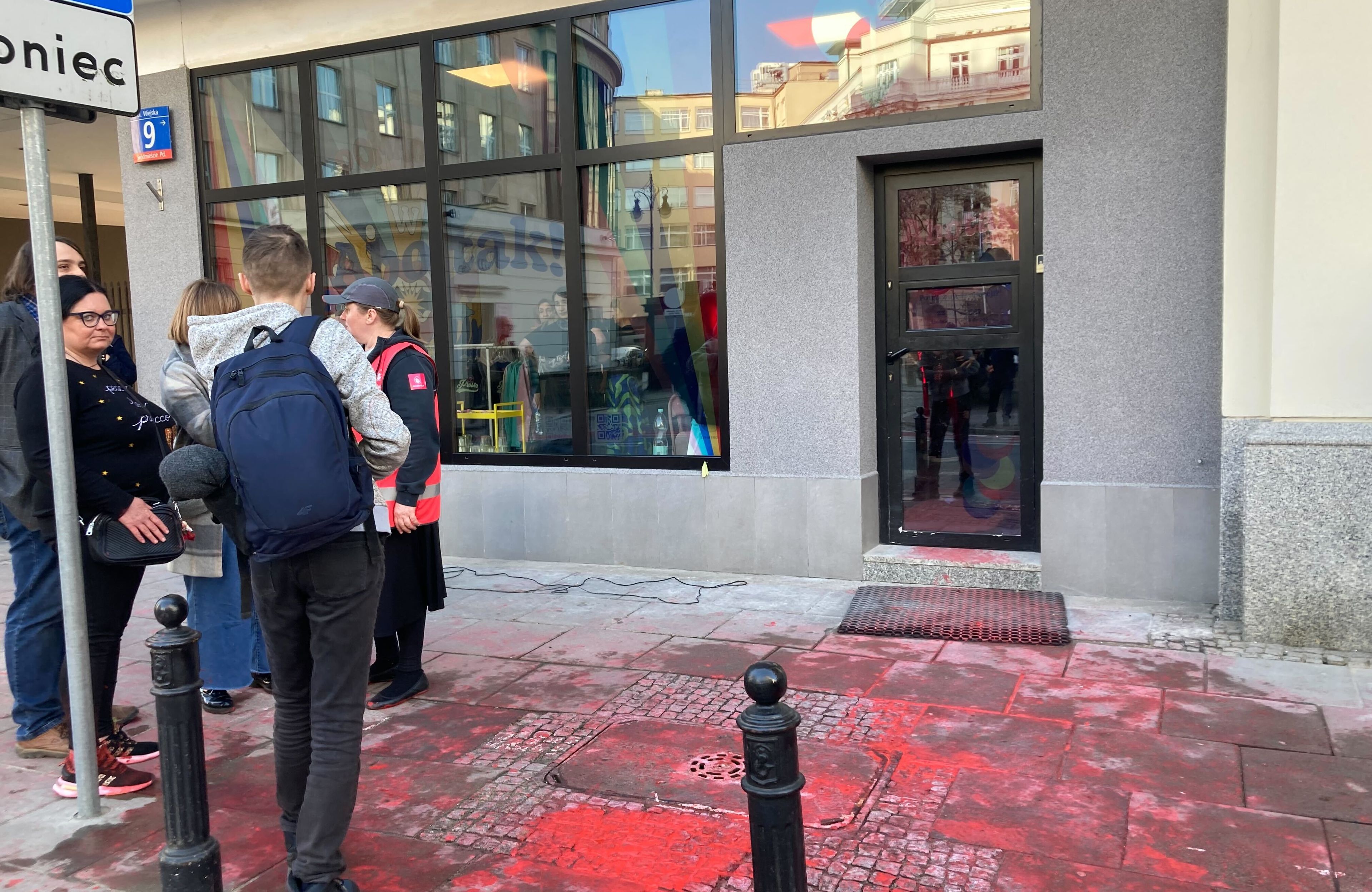 Chodnik zalany czerwoną farbą pod kliniką ABOTAK
