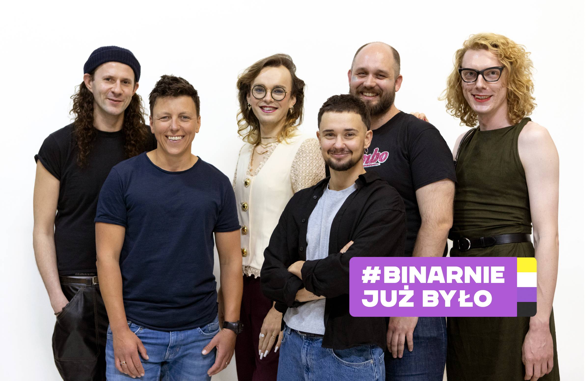 Sześć uśmiechających się osób pozuje na białym tle. Obok nich napis #BinarnieJużByło