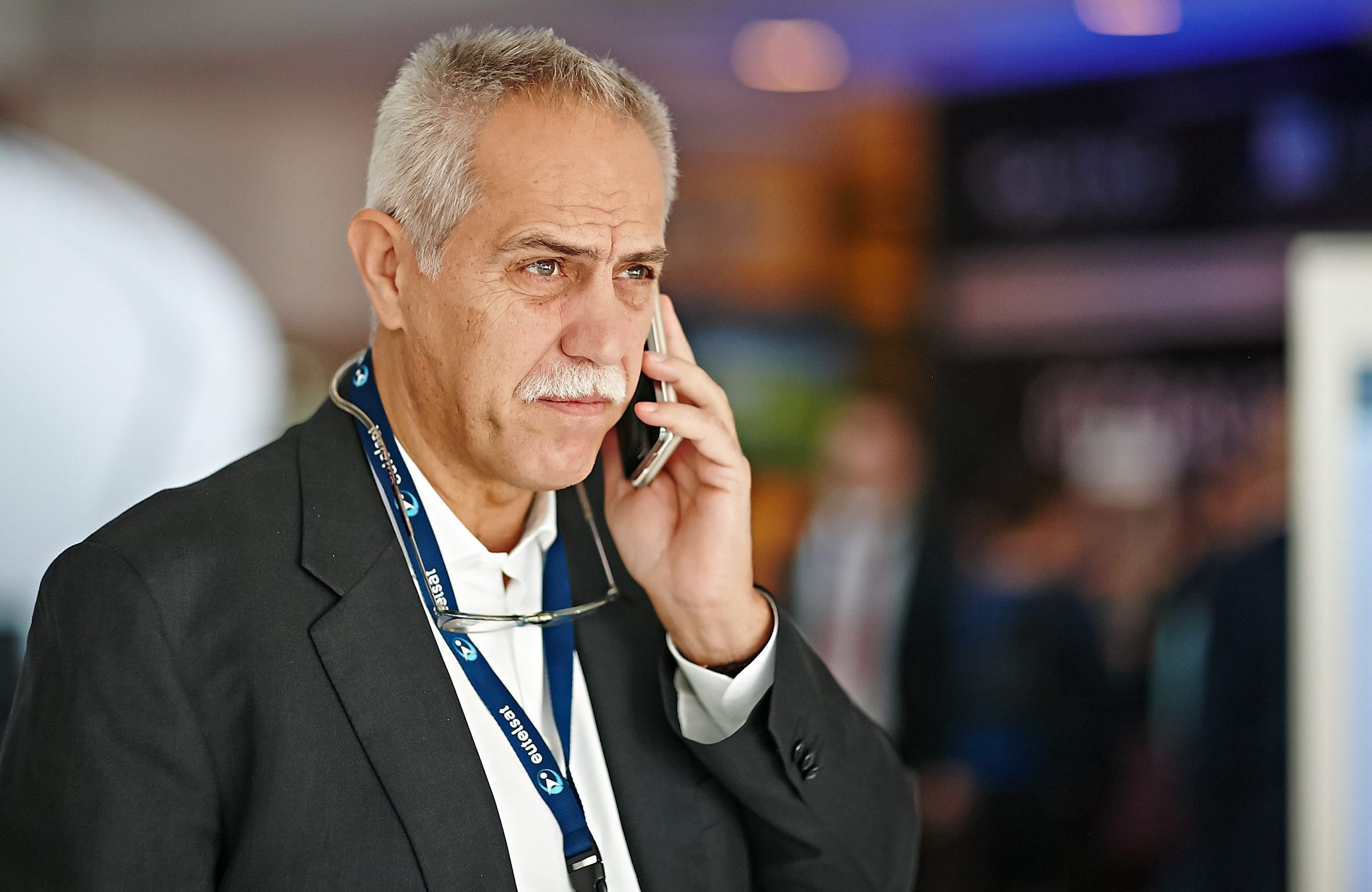 solorz rozmawia przez telefon