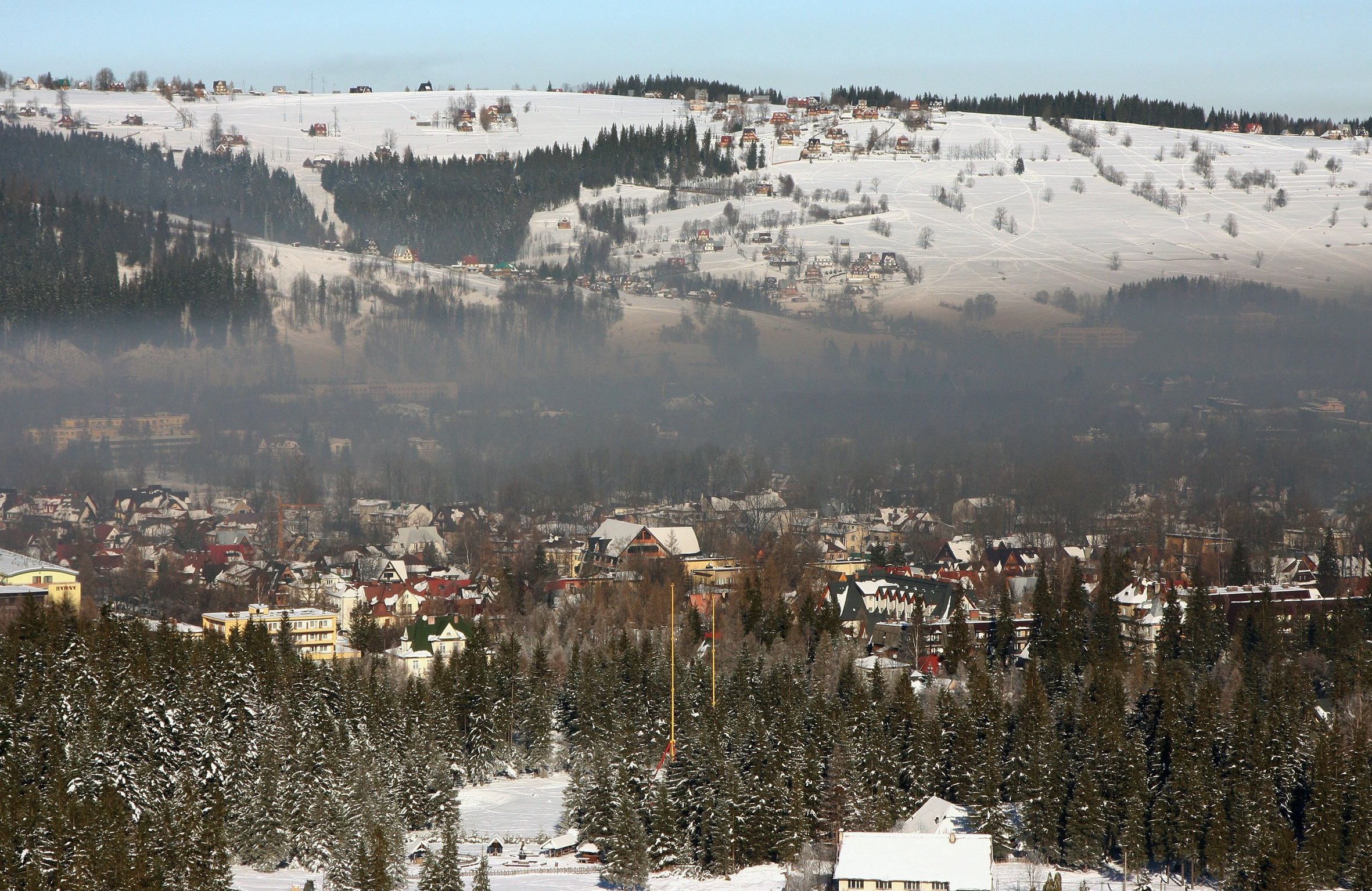 Smog nad Zakopanem widziany z Wielkiej Krokwi, w tle góry