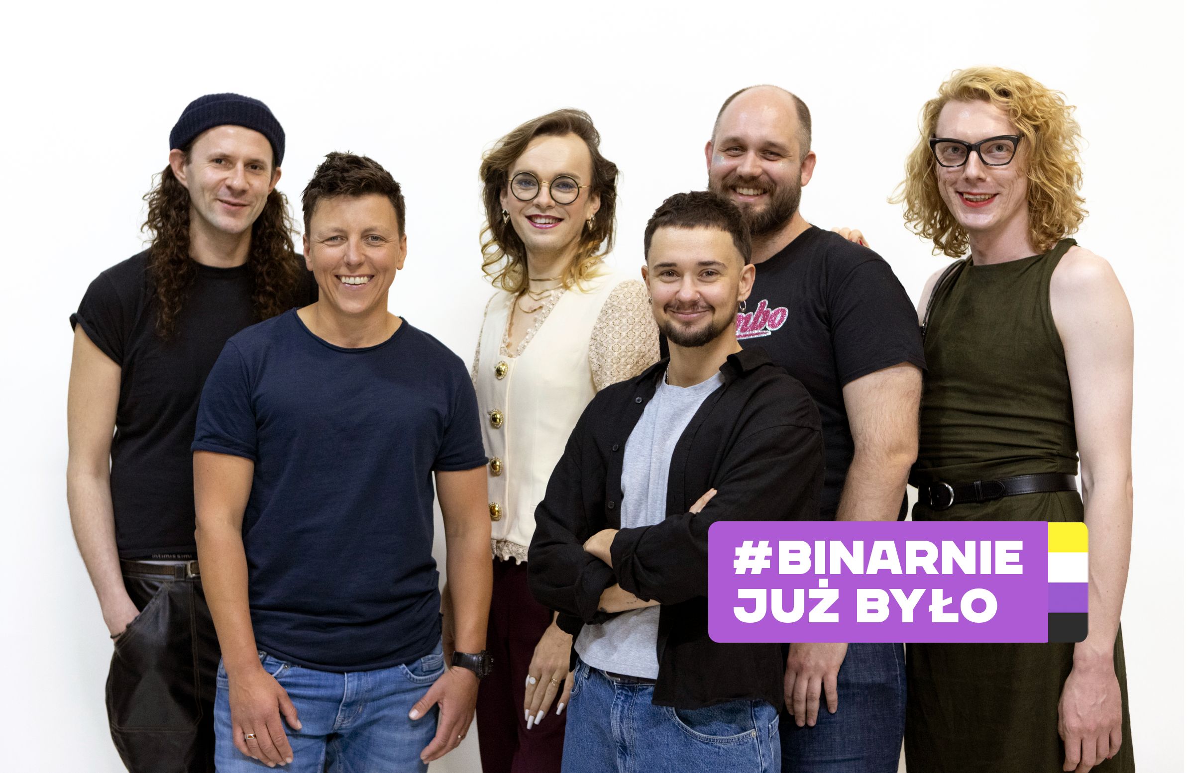Sześć uśmiechających się osób pozuje na białym tle. Obok nich napis #BinarnieJużByło