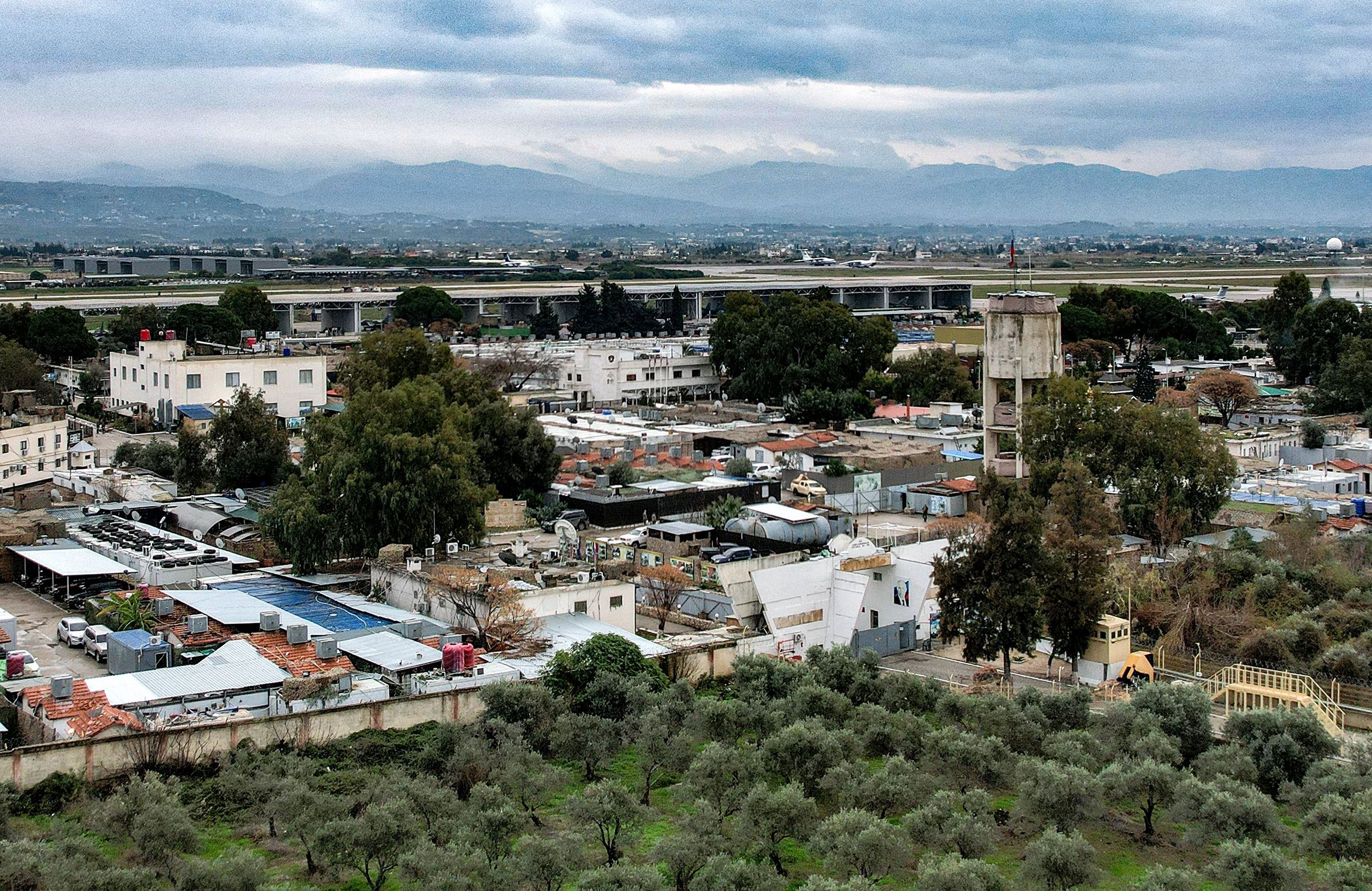 Widok z lotu ptaka przedstawia fragment dzierżawionej przez Rosję syryjskiej bazy wojskowej Hmeimim w prowincji Latakia w zachodniej Syrii 29 grudnia 2024 r.