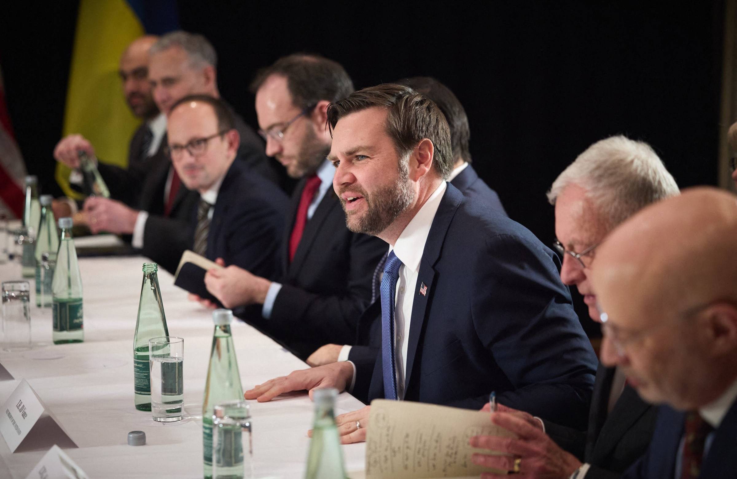 Wiceprezydent Stanów Zjednoczonych JD Vance przy stole podczas spotkania
