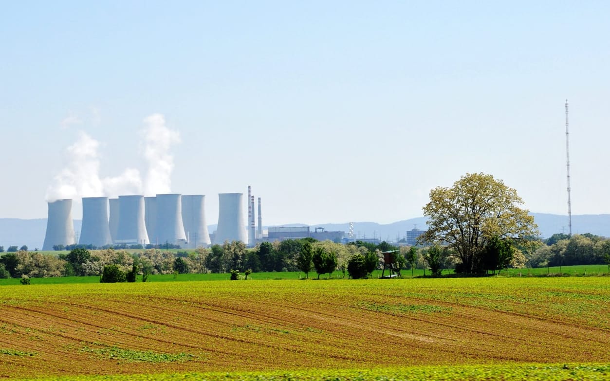 Grafika do artykułu 11,5 roku pogoni z polską elektrownią atomową. Wydano 700 mln zł, a dystans wciąż ten sam