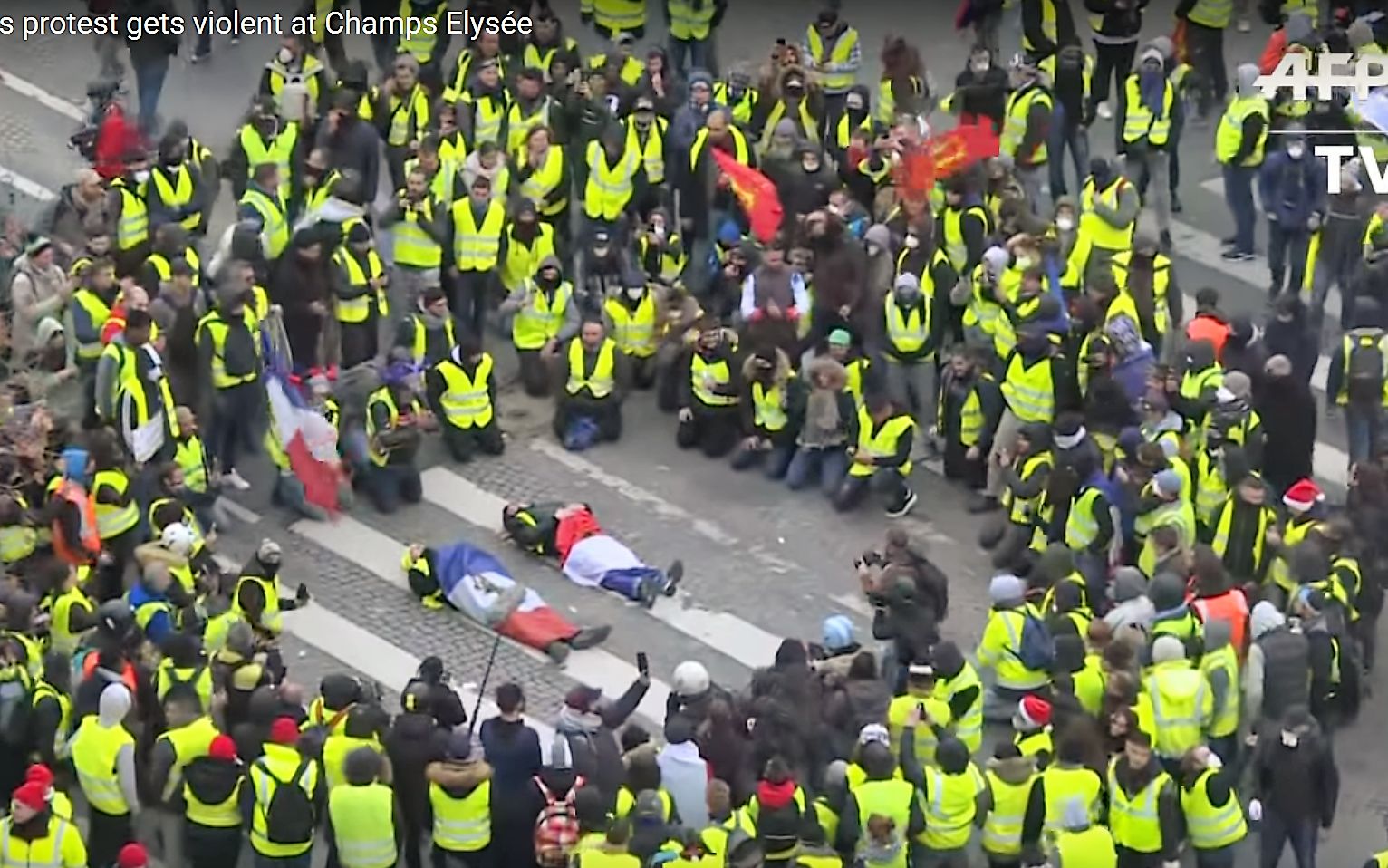 Grafika do artykułu Żółte Kamizelki: Macron ustąpił, to znaczy, że słabnie. Kolejny gwałtowny weekend we Francji