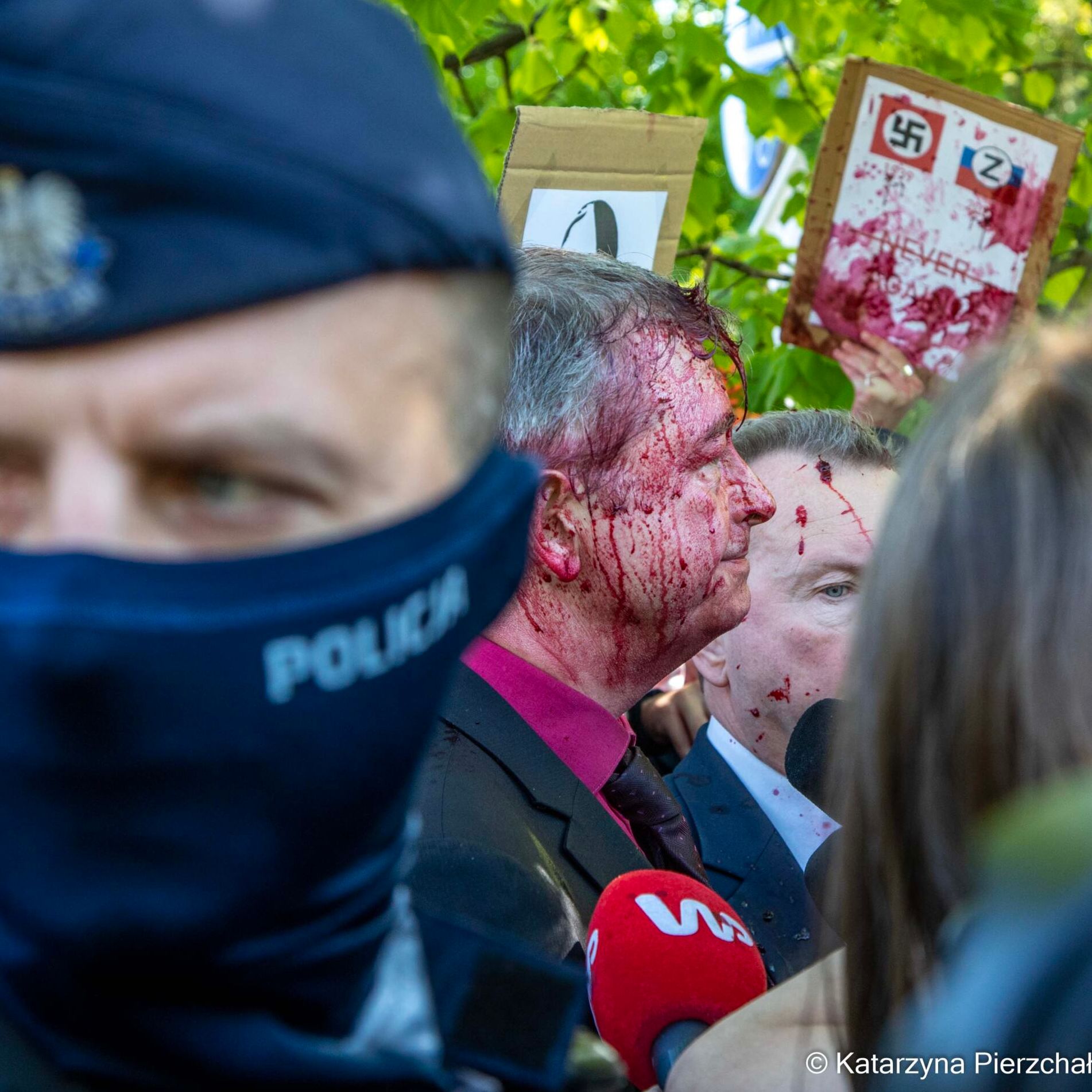 Ambasador Rosji oblany czerwoną farbą podczas protestu przeciw inwazji na Ukrainę. Chciał złożyć kwiaty pod pomnikiem poległych żołnierzy radzieckich w Warszawie.