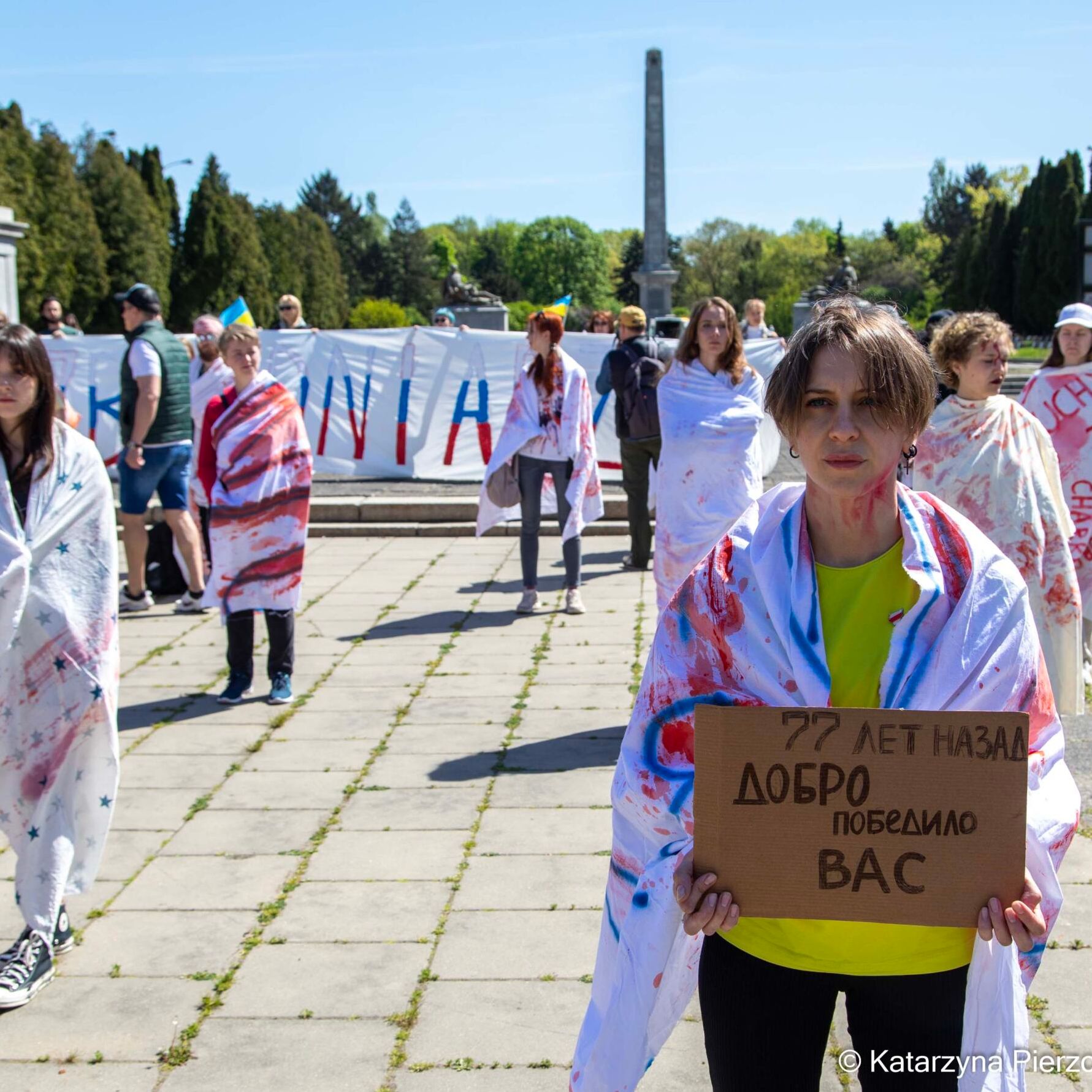 Ambasador Rosji oblany czerwoną farbą podczas protestu przeciw inwazji na Ukrainę. Chciał złożyć kwiaty pod pomnikiem poległych żołnierzy radzieckich w Warszawie.