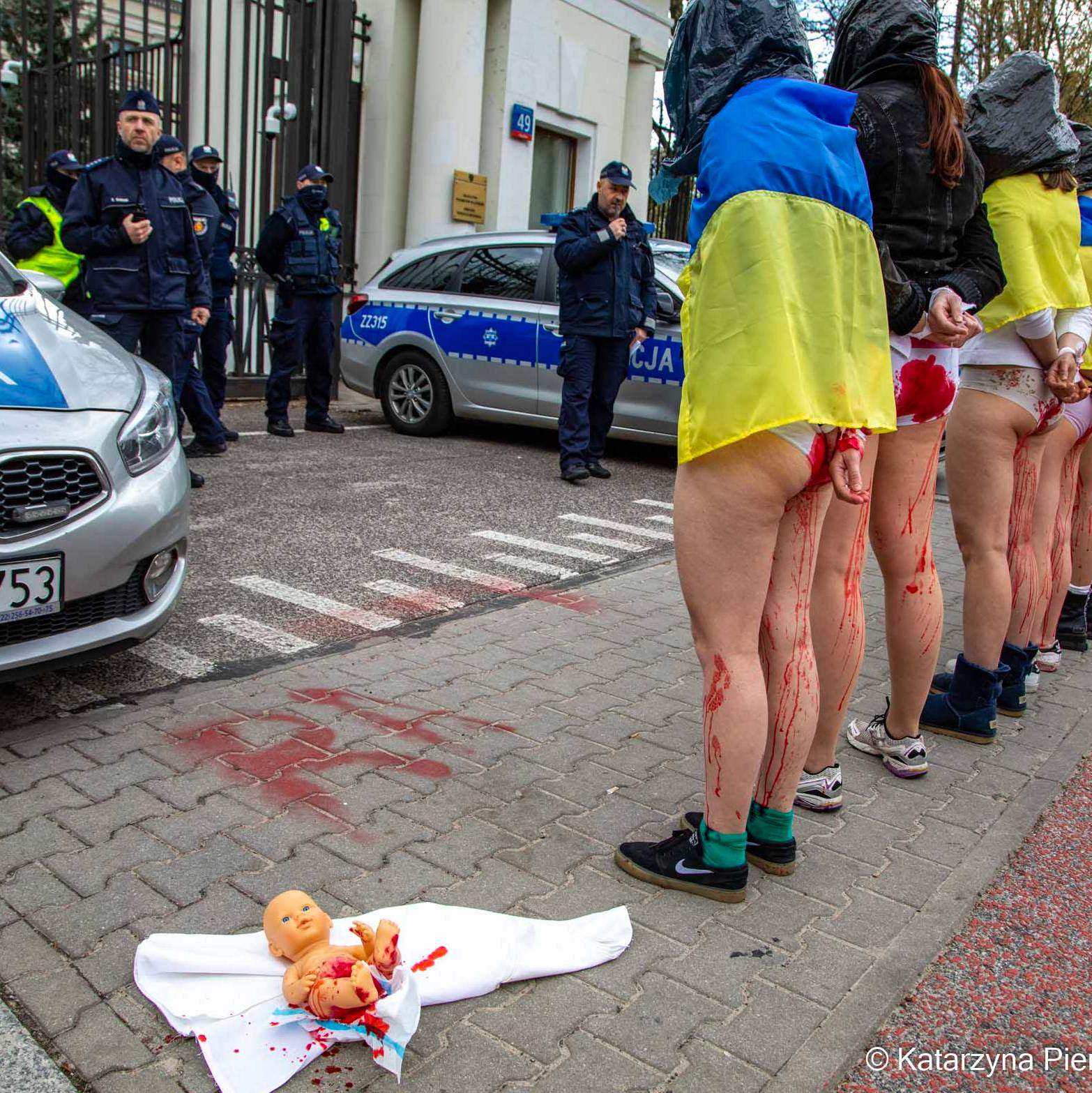 Protest przeciw gwałtom wojennym pod Ambasadą Rosji w Warszawie