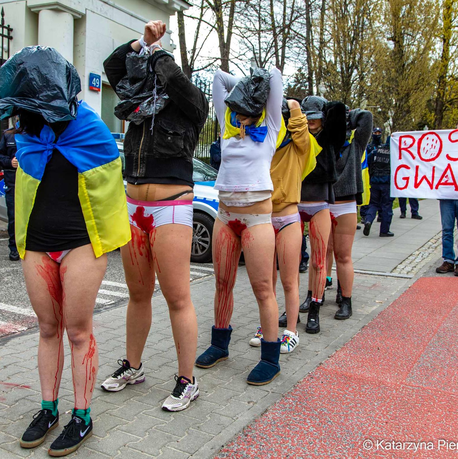 Protest przeciw gwałtom wojennym pod Ambasadą Rosji w Warszawie