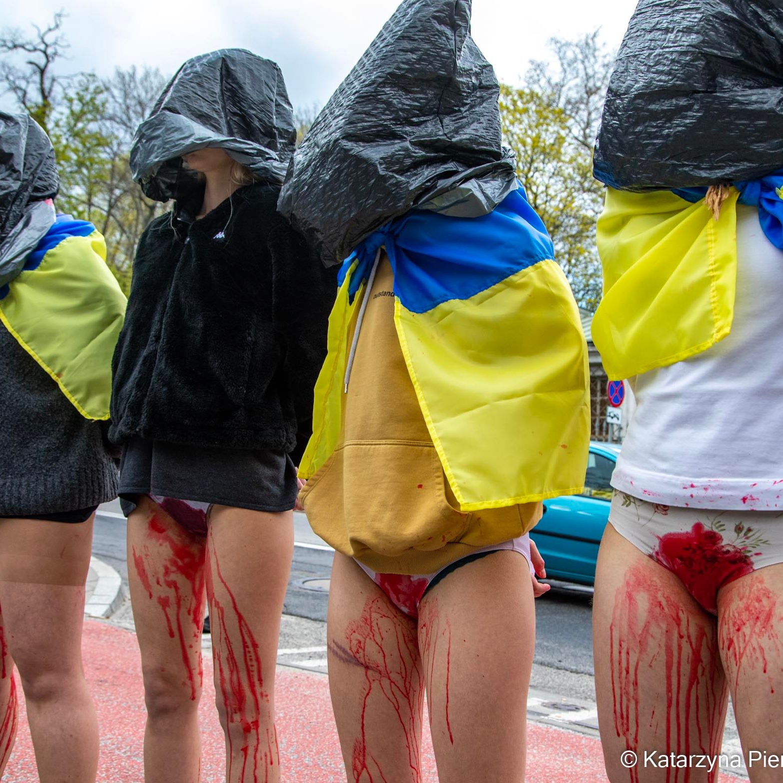 Protest przeciw gwałtom wojennym pod Ambasadą Rosji w Warszawie