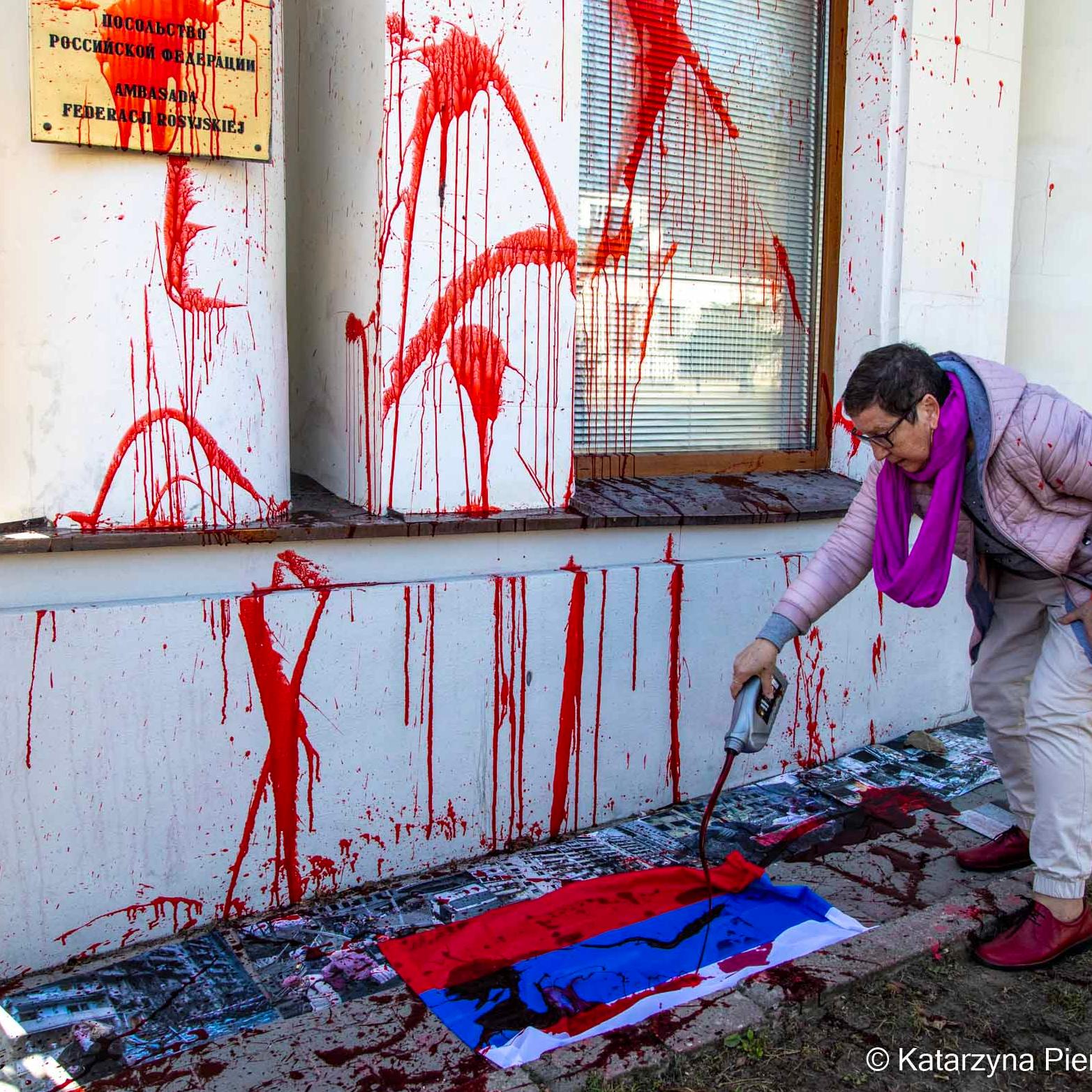 Krew na Ambasadzie Rosji w Warszawie. Protest KOD i LBO