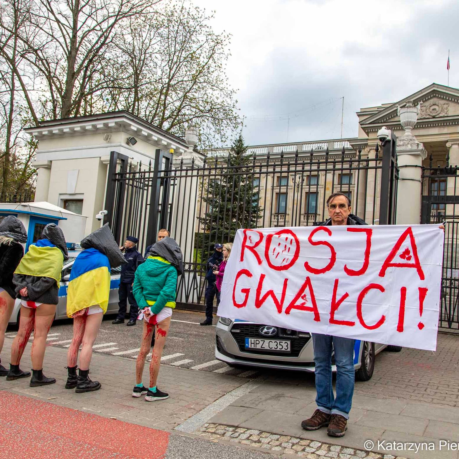 Protest przeciw gwałtom wojennym pod Ambasadą Rosji w Warszawie