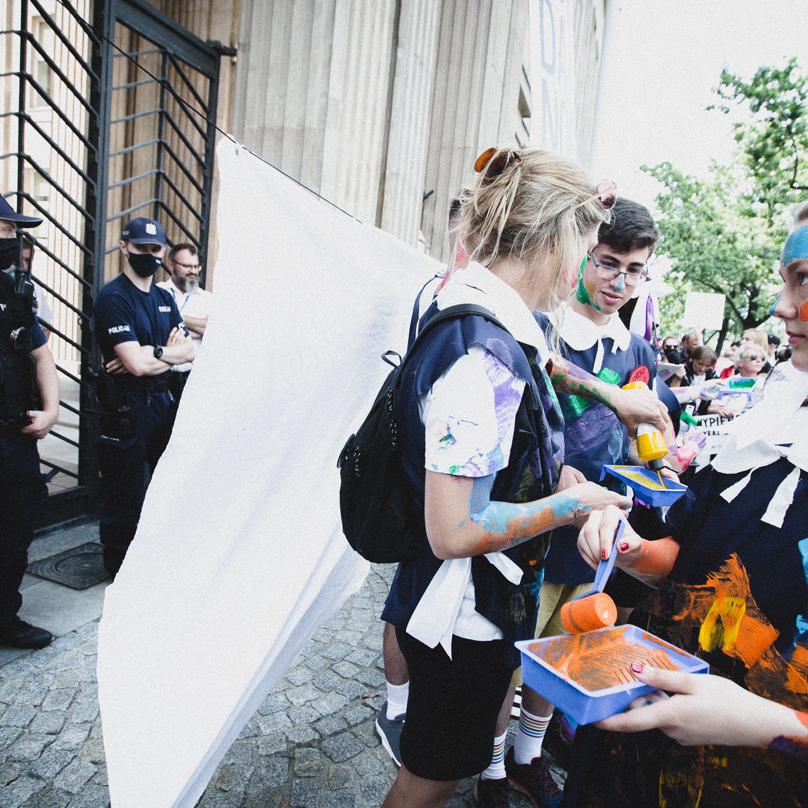 Warszawa, 19.07.2021. Aktywiści i aktywistki protestowali przed siedzibą Ministerwsta Edukacji i Nauki. Pomalowali się tęczowymi farbami, zrobili laurkę dla Czarnka