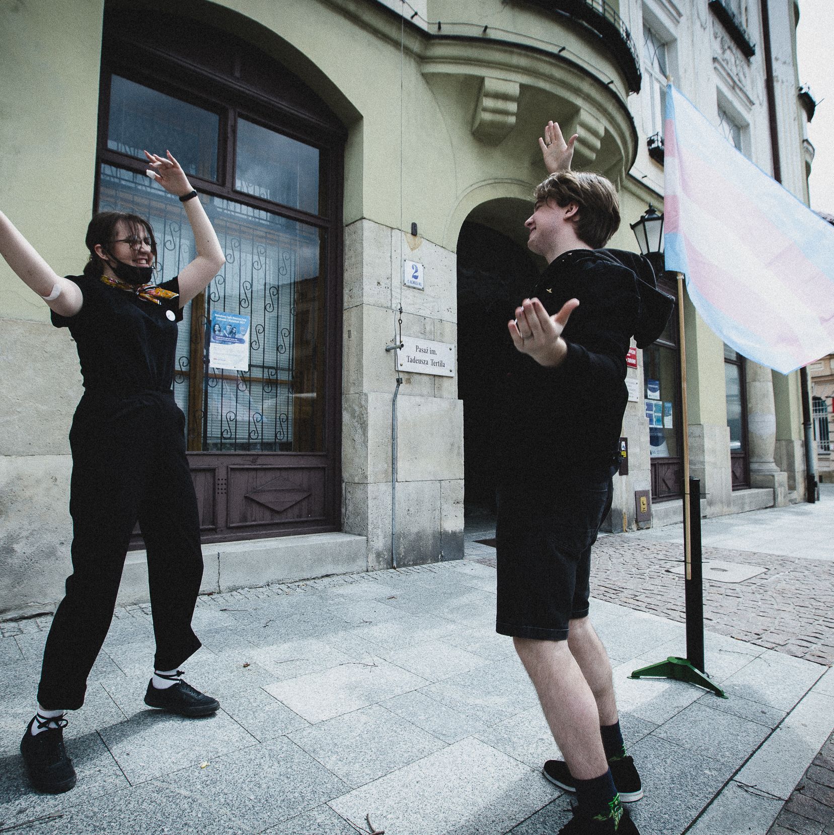 Tarnów, 16.05.2021. Obchody Międzynarodowego Dnia Przeciw Homofobii, Bifobii i Transfobii. Aktywistki i aktywiści organizują akcje edukacyjne dla mieszkańców