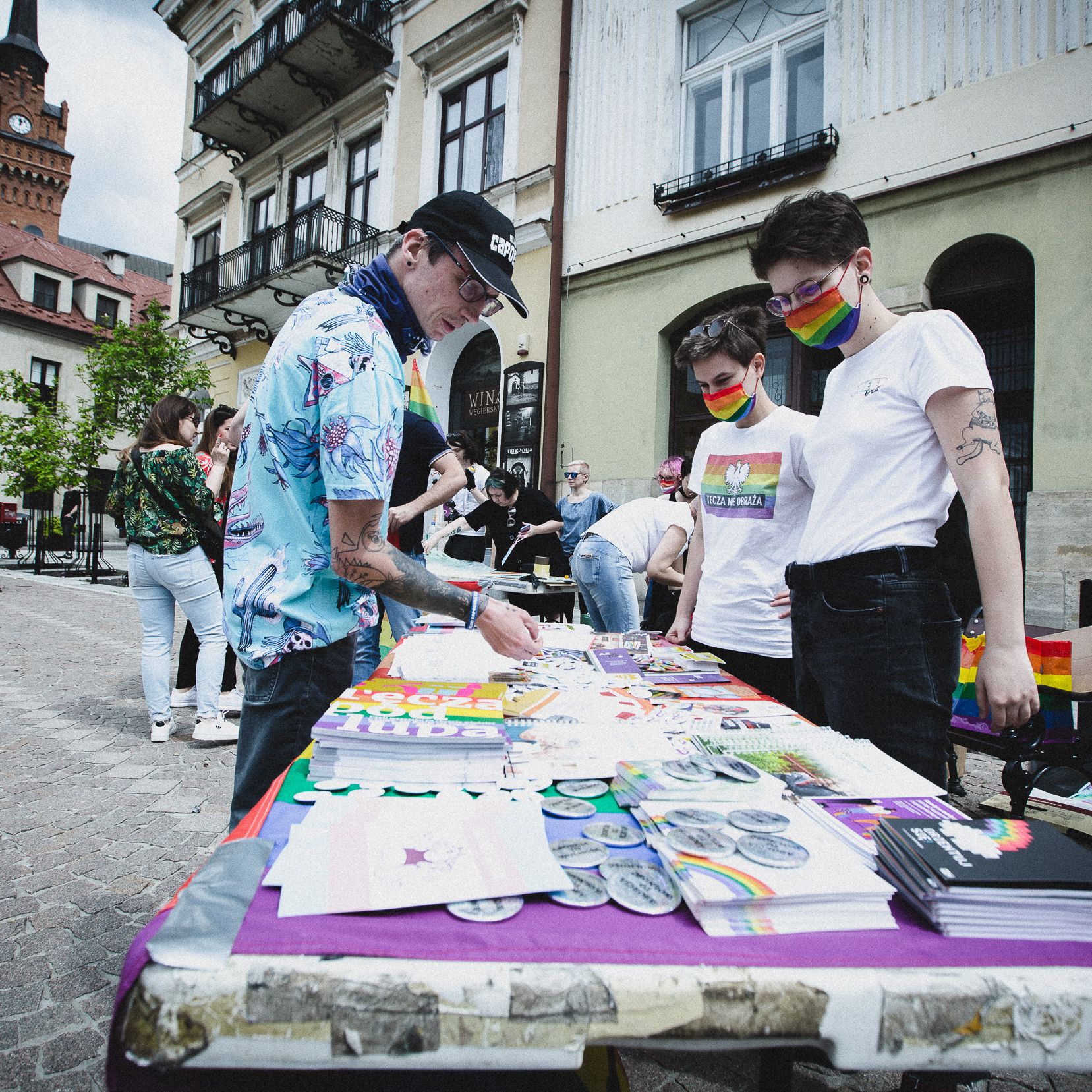Tarnów, 16.05.2021. Obchody Międzynarodowego Dnia Przeciw Homofobii, Bifobii i Transfobii. Aktywistki i aktywiści organizują akcje edukacyjne dla mieszkańców