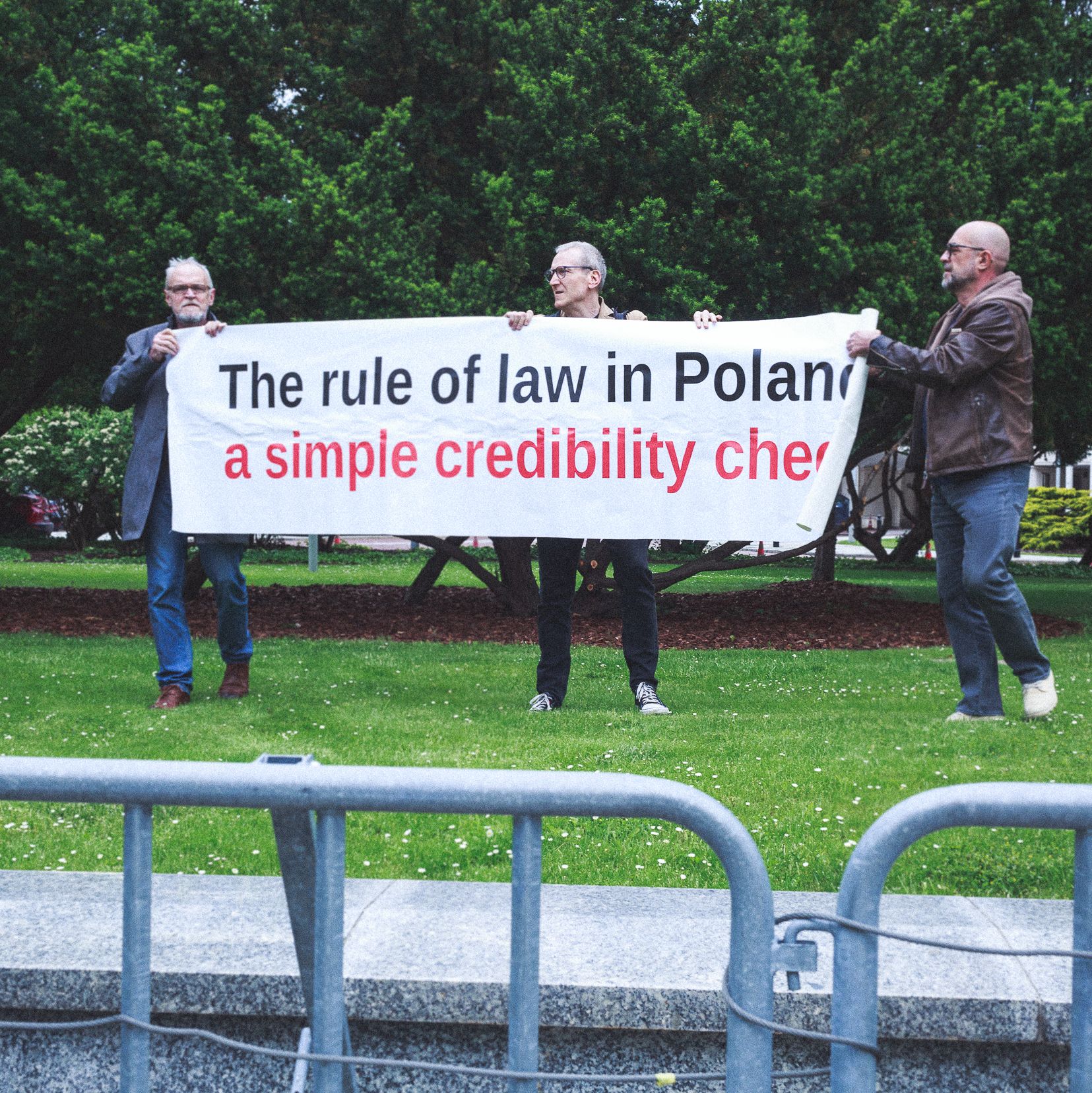 Obywatele RP protestują pod Sejmem: patrzymy na ręce rządowi i UE w sprawie praworządności i KPO