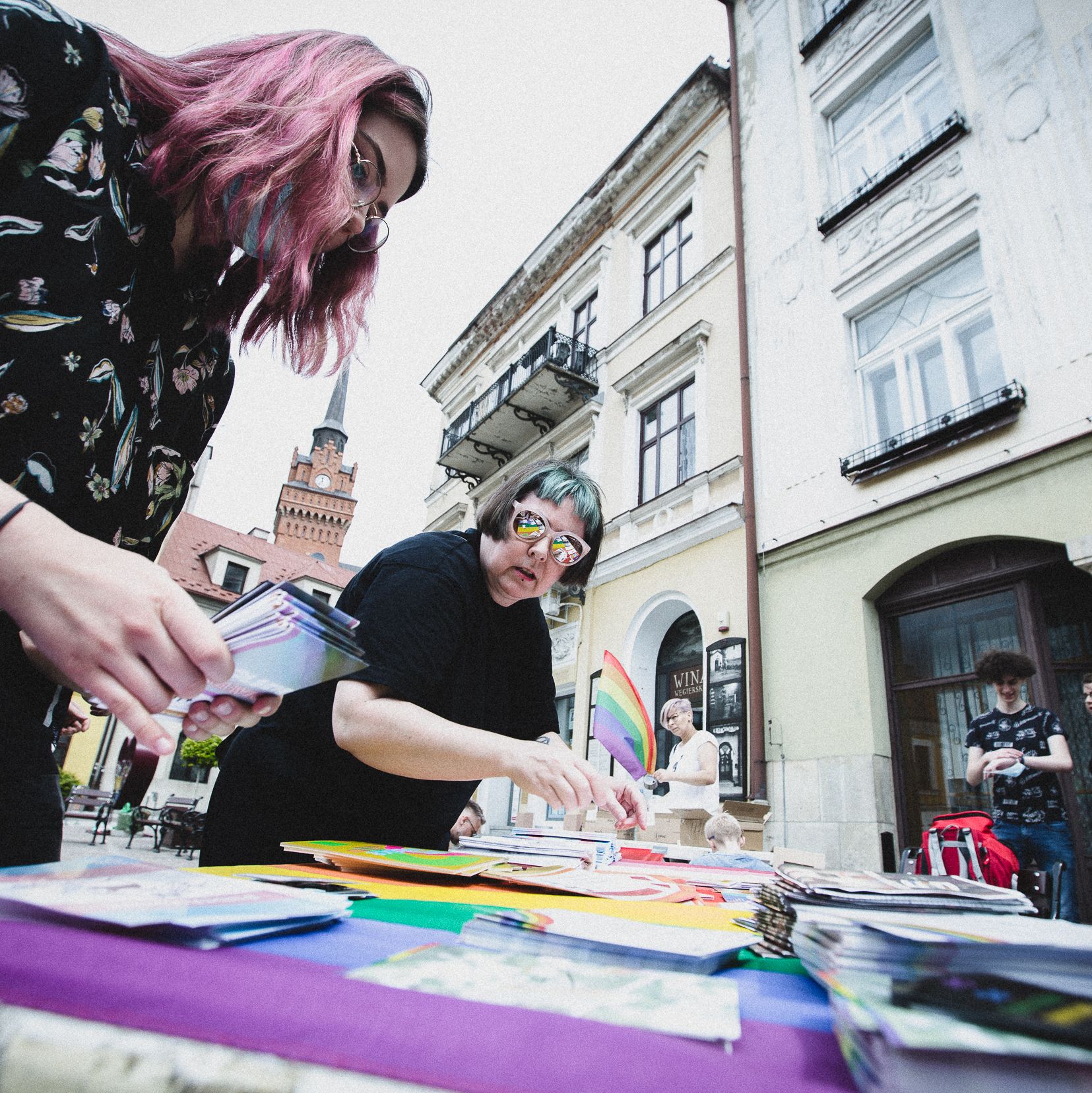 Tarnów, 16.05.2021. Obchody Międzynarodowego Dnia Przeciw Homofobii, Bifobii i Transfobii. Aktywistki i aktywiści organizują akcje edukacyjne dla mieszkańców