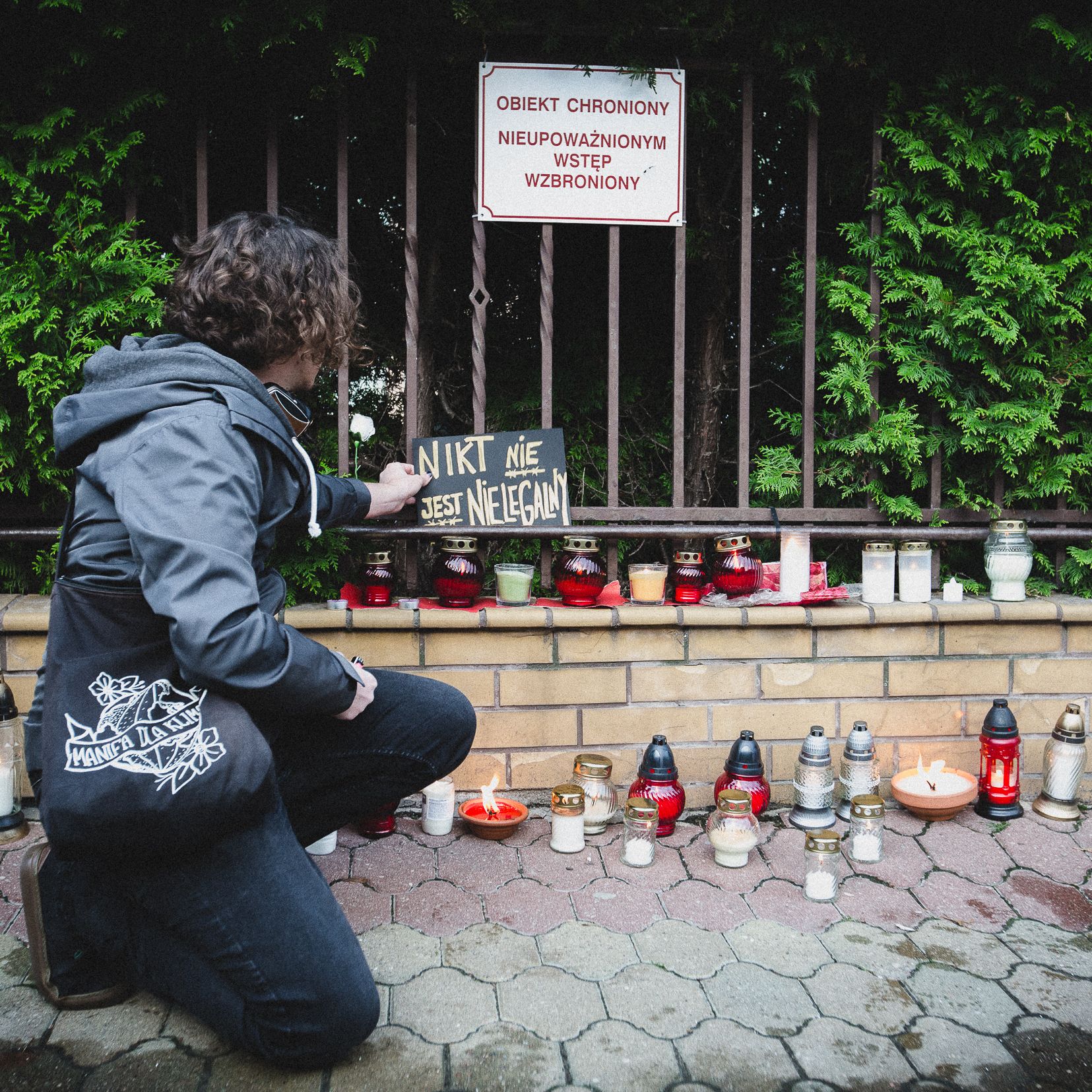 Warszawa, 20.09.2021. 200 osób zapaliło pod Komendą Główną Straży Granicznej znicze dla zmarłych na granicy