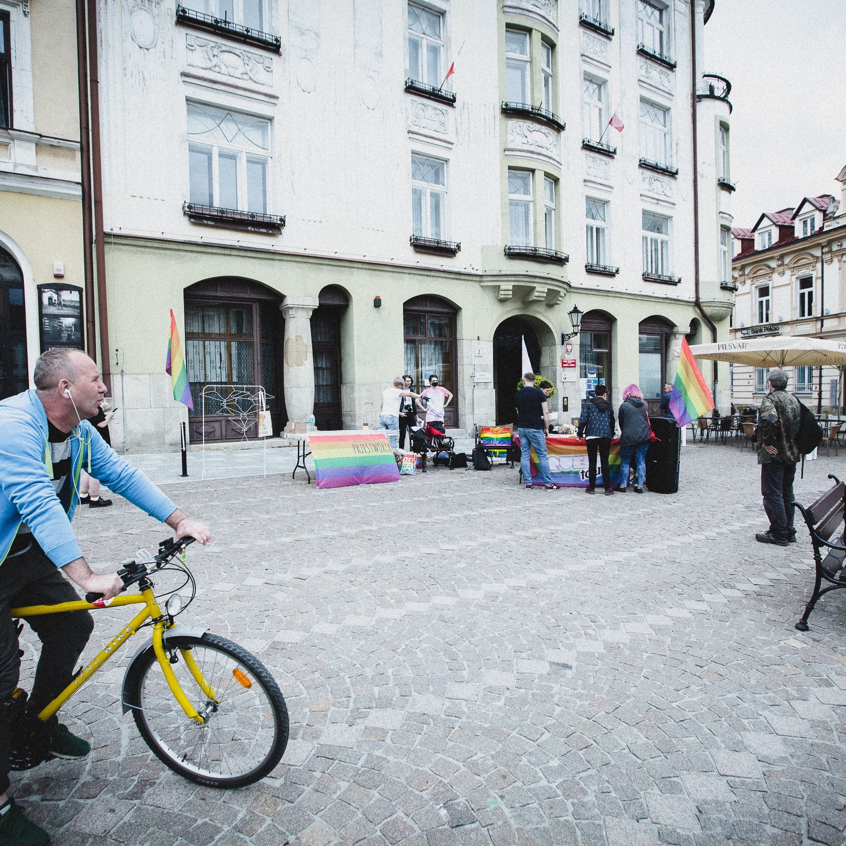 Tarnów, 16.05.2021. Obchody Międzynarodowego Dnia Przeciw Homofobii, Bifobii i Transfobii. Aktywistki i aktywiści organizują akcje edukacyjne dla mieszkańców