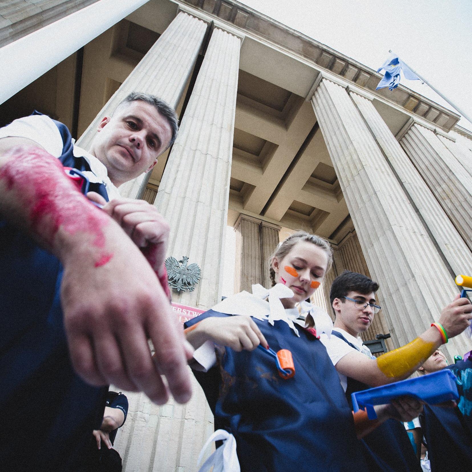 Warszawa, 19.07.2021. Aktywiści i aktywistki protestowali przed siedzibą Ministerwsta Edukacji i Nauki. Pomalowali się tęczowymi farbami, zrobili laurkę dla Czarnka