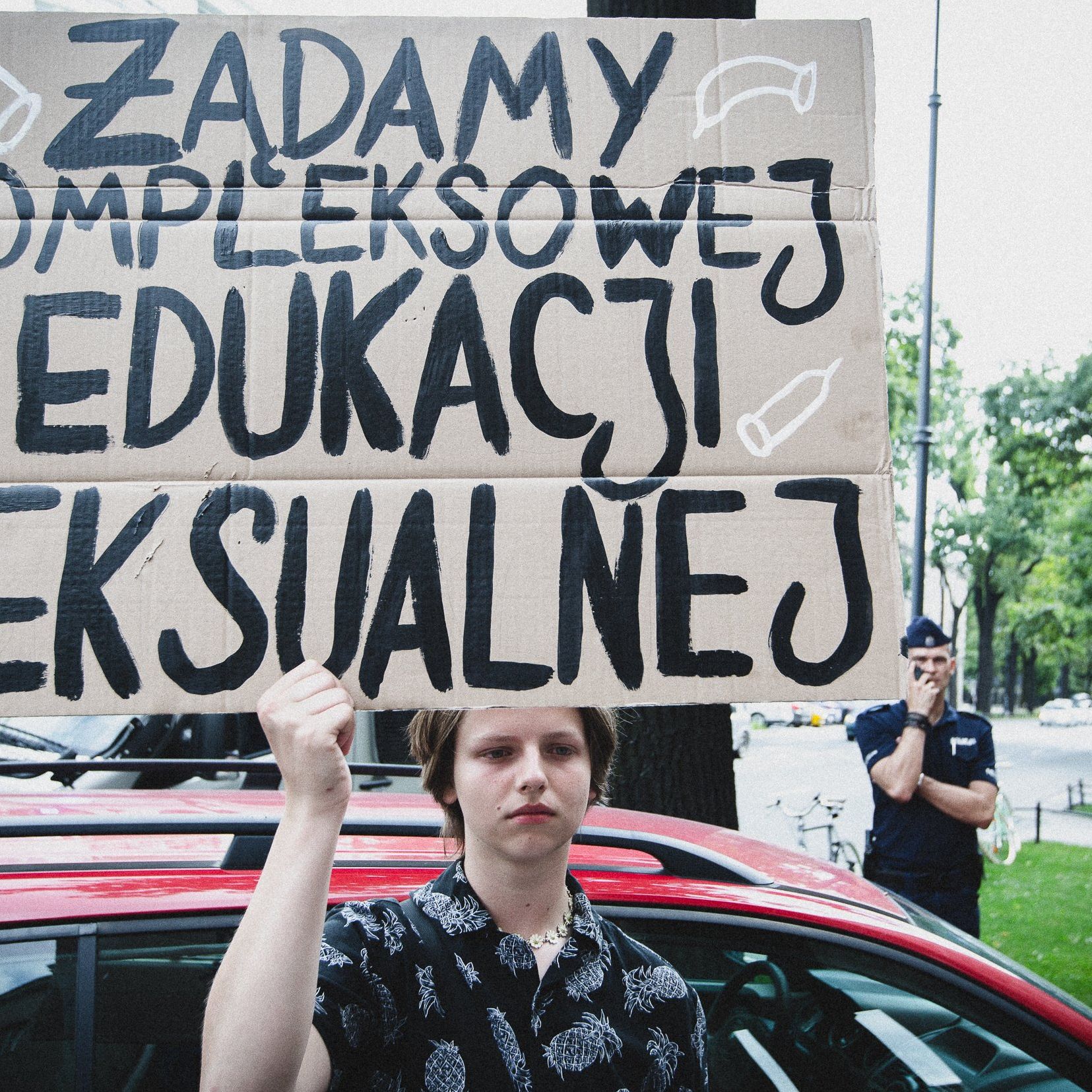 Warszawa, 19.07.2021. Aktywiści i aktywistki protestowali przed siedzibą Ministerwsta Edukacji i Nauki. Pomalowali się tęczowymi farbami, zrobili laurkę dla Czarnka