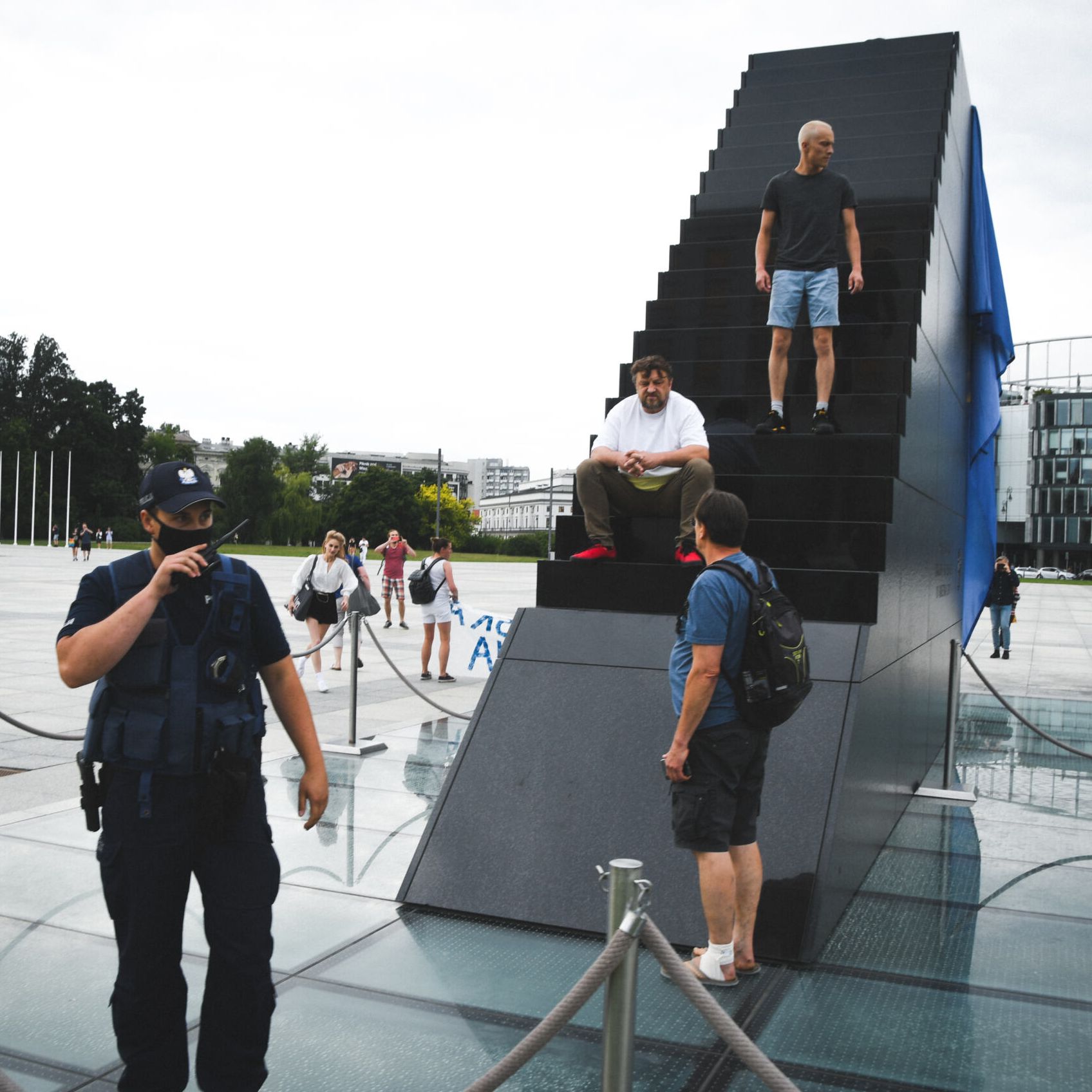 Warszawa, 22.07.2021. LBO wiesza flagę UE na pomniku smoleńskim