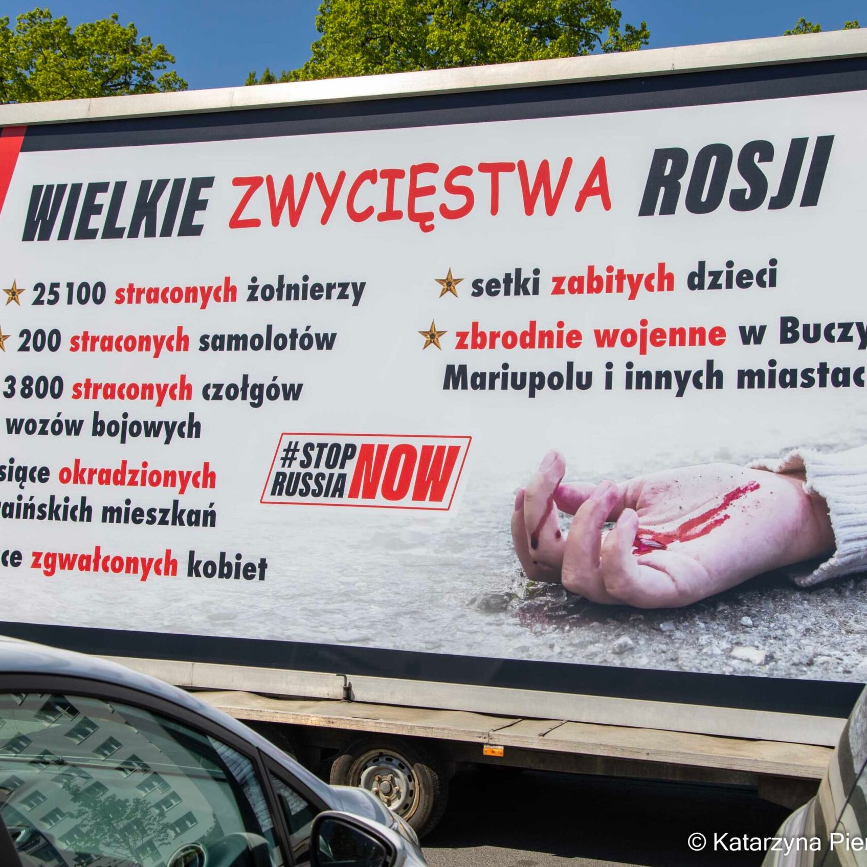 Ambasador Rosji oblany czerwoną farbą podczas protestu przeciw inwazji na Ukrainę. Chciał złożyć kwiaty pod pomnikiem poległych żołnierzy radzieckich w Warszawie.