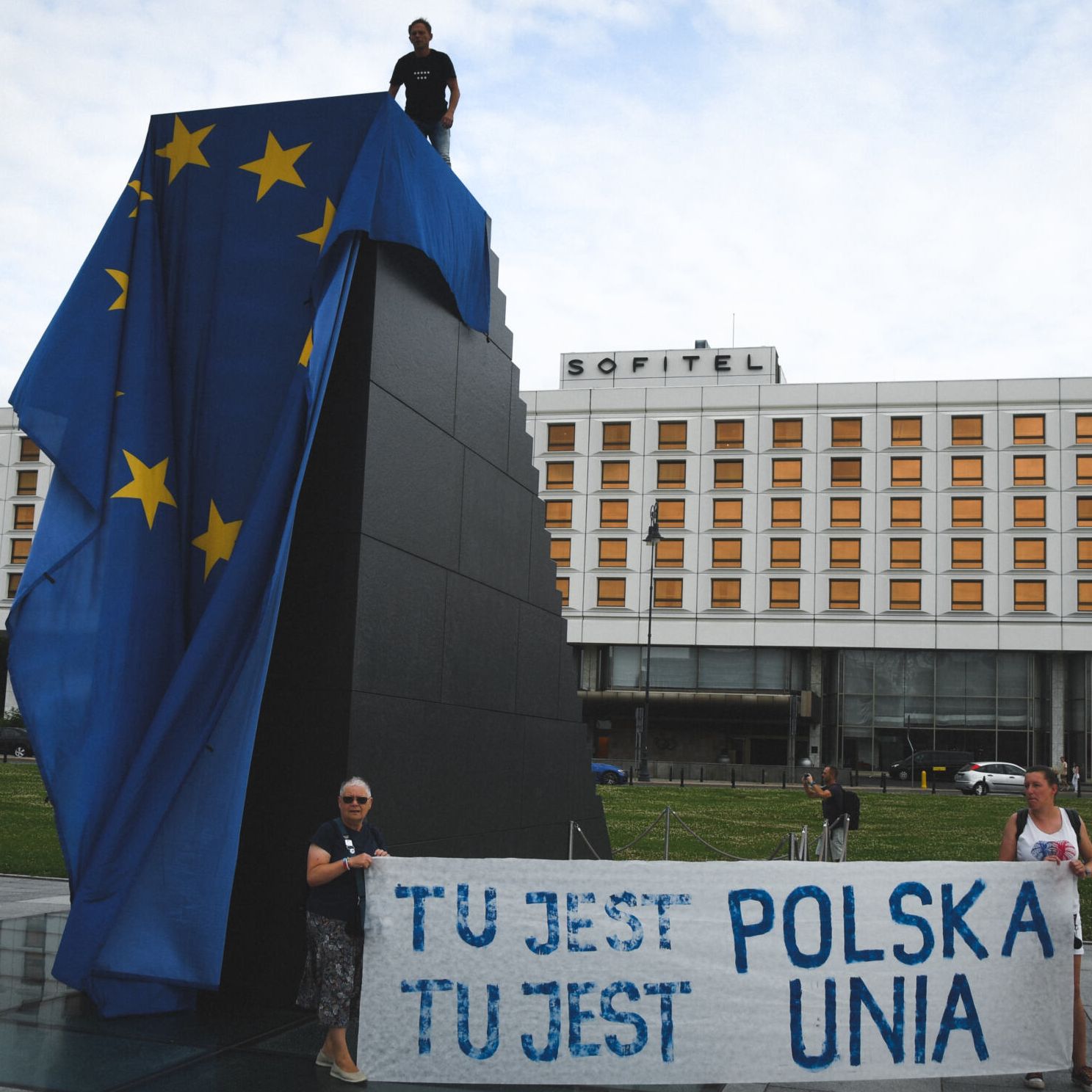 Warszawa, 22.07.2021. LBO wiesza flagę UE na pomniku smoleńskim