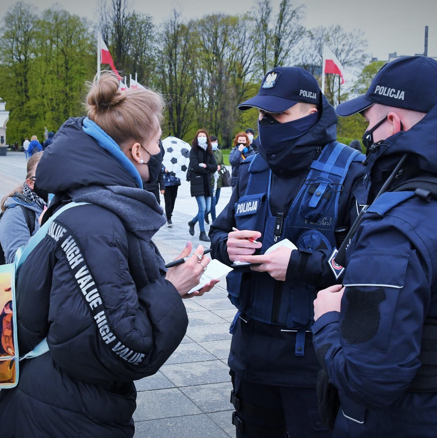 Warszawa, 02.05.2021. Akcja upamiętniająca ofiary COVID-19 na placu Piłsudskiego