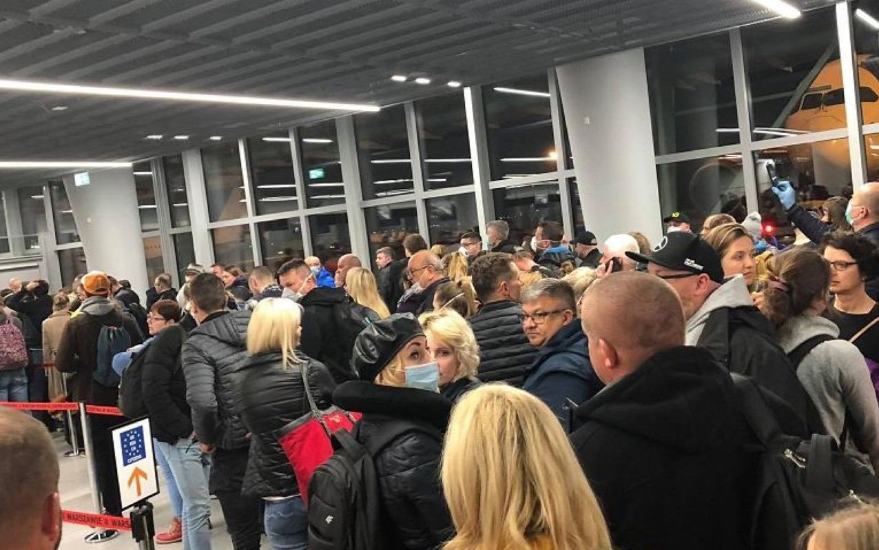 Grafika do artykułu #Lot­do­domu to akcja nieprzemyślana, może zwiększyć liczbę chorych w Polsce [Relacja czytelnika]