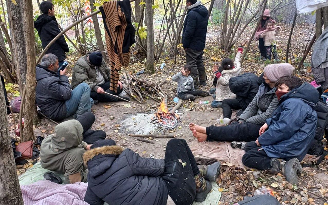 Grafika do artykułu Idziesz do Polski, czy mamy cię wywieźć na wojnę z Ukrainą? Białoruś znów używa migrantów